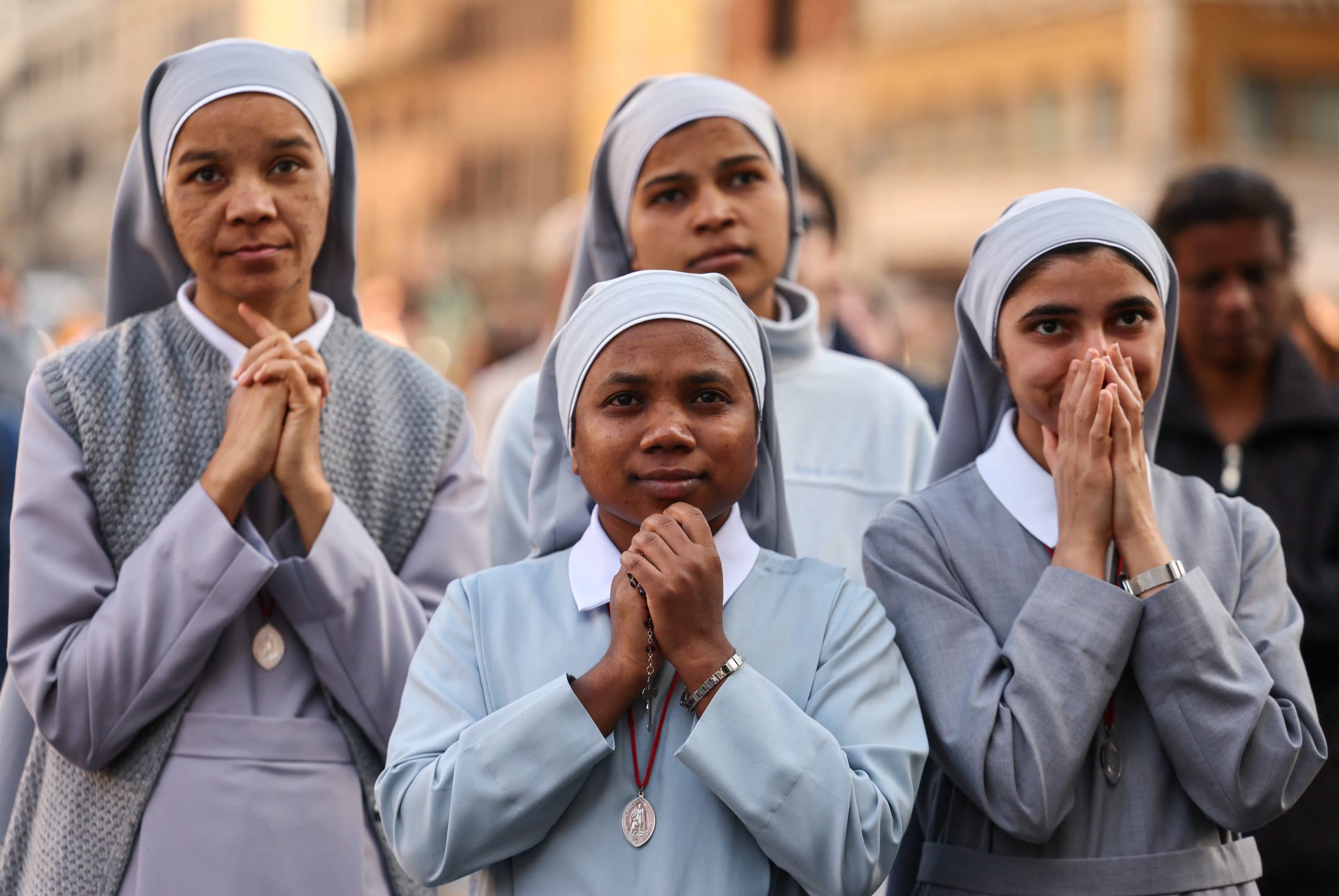 Monjas siguen en una pantalla gigante la misa por el primer aniversario de la muerte del papa Francisco, frente a la Basílica Papal de Santa María la Mayor. REUTERS/Yara Nardi
