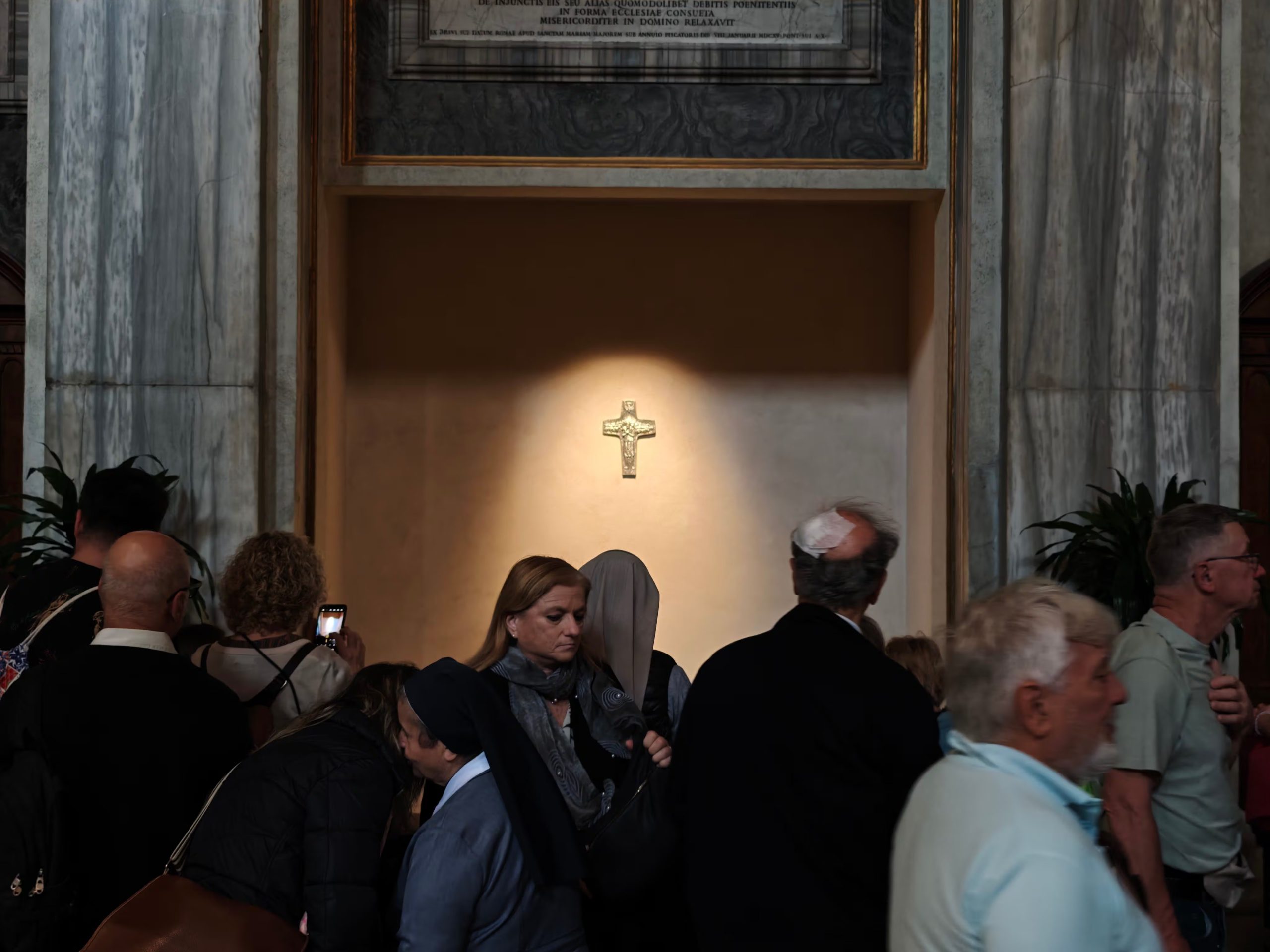 La lápida conmemorativa en la Capilla Paulina resalta las 126 visitas de Francisco al icono mariano Salus Populi Romani y su devoción mariana. Créditos: Bruno Matta