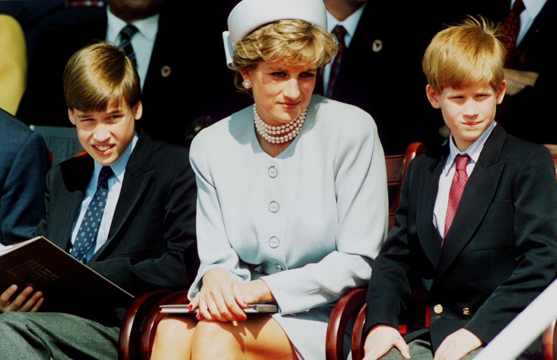 La Princesa Diana, Princesa de Gales con sus hijos, el Príncipe William y el Príncipe Harry, asisten al Servicio de Conmemoración de Jefes de Estado VE en Hyde Park el 7 de mayo de 1995 en Londres, Inglaterra. (Anwar Hussein/Getty Images)