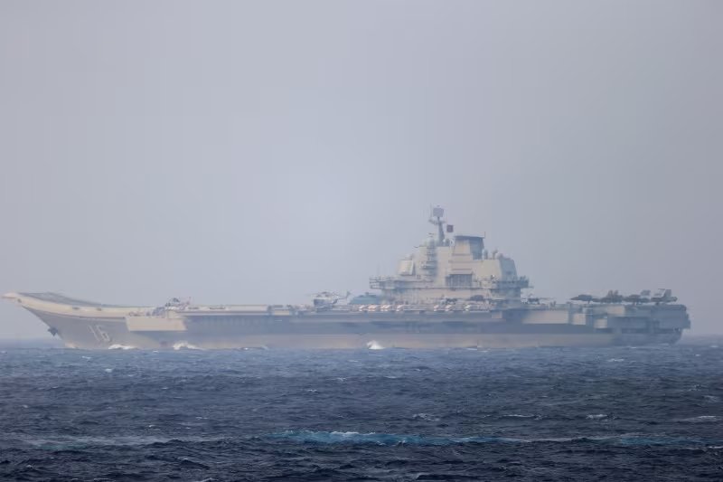 ARCHIVO: El portaaviones chino Liaoning navega por el estrecho de Miyako cerca de Okinawa en su camino hacia el Pacífico, el 4 de abril de 2021 (Reuters)