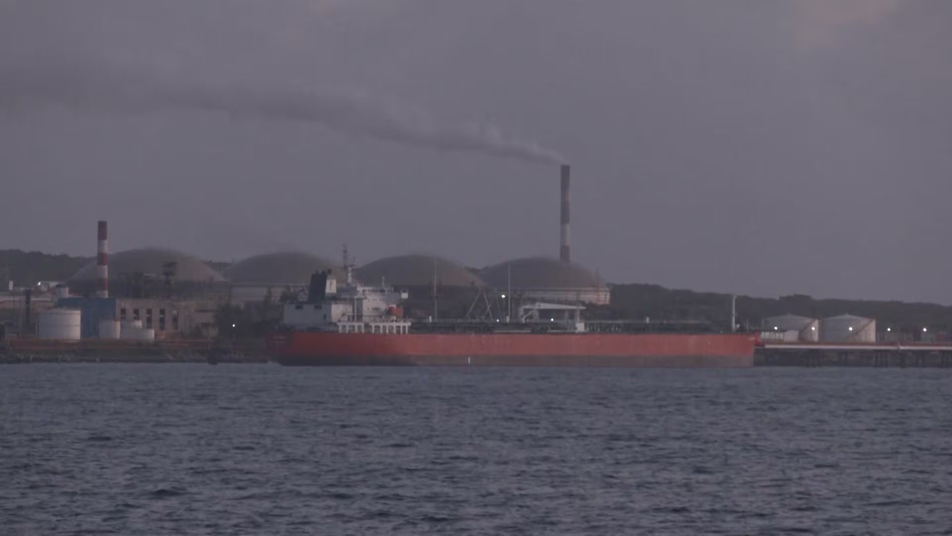 Parte del crudo descargado será transformado en fueloil y gasolina para aliviar la demanda interna de combustibles (Captura de video)