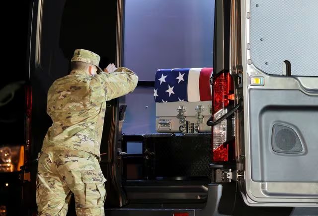 Un miembro del ejército cierra la puerta de un vehículo de traslado después de que el féretro permaneciera en su interior durante el traslado solemne de los restos del sargento del Ejército de los Estados Unidos, Benjamin Pennington, quien falleció el 8 de marzo a causa de las heridas sufridas durante un ataque el 1 de marzo en la Base Aérea Príncipe Sultán en Arabia Saudita, en la Base de la Fuerza Aérea de Dover en Dover, Delaware, EE. UU., el 9 de marzo de 2026. REUTERS/Kylie Cooper