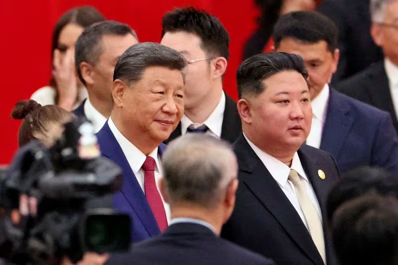 El presidente chino, Xi Jinping (izq), y el líder norcoreano, Kim Jong-un, participan de la conmemoración del 80 aniversario del fin de la Segunda Guerra Mundial en el Gran Salón del Pueblo, en China (REUTERS/Florence Lo)