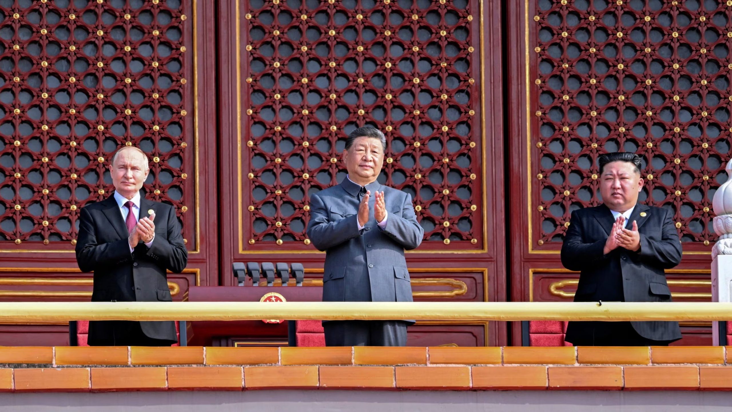 Kim Jong-un a la izquierda de Xi y el presidente ruso Vladímir Putin a su derecha (REUTERS)