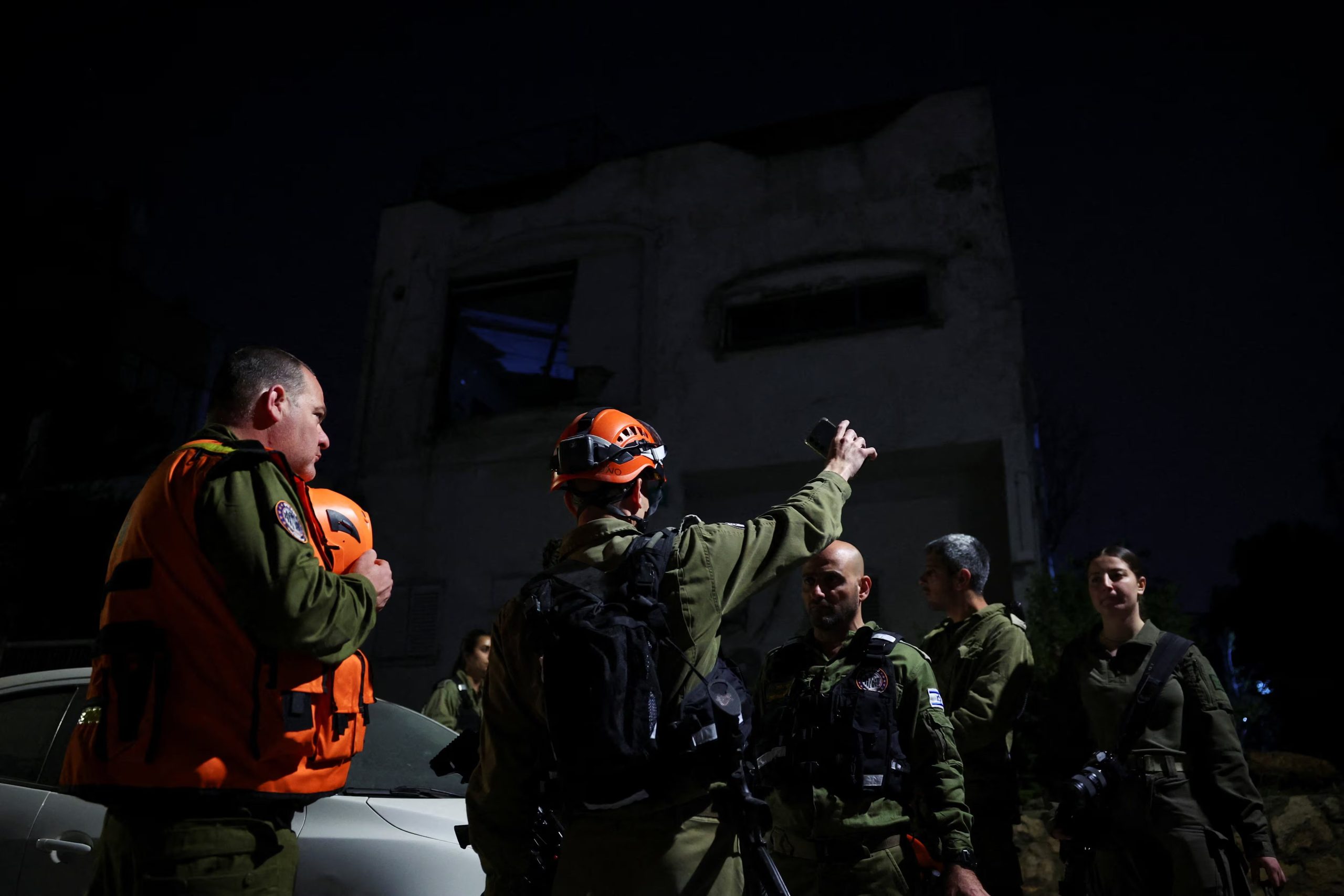 Equipos de emergencia se congregan en el lugar del impacto, tras un ataque con misiles lanzados desde Irán, en el marco del conflicto entre Estados Unidos e Israel, en Ramat Gan, Israel, el 4 de abril de 2026 (REUTERS/Florion Goga)
