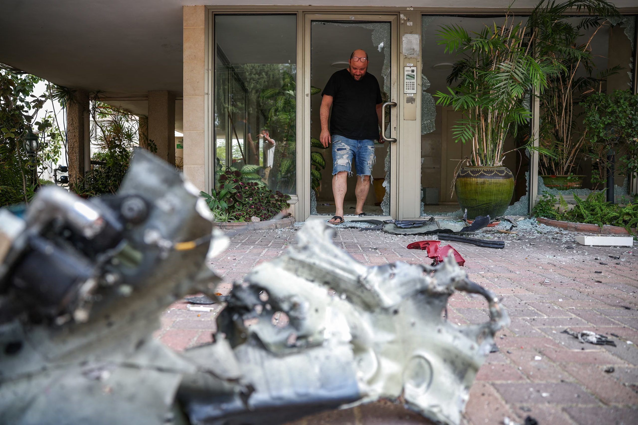 Los ataques de este sábado dejaron heridos, viviendas dañadas y vehículos destrozados (REUTERS/Florion Goga)