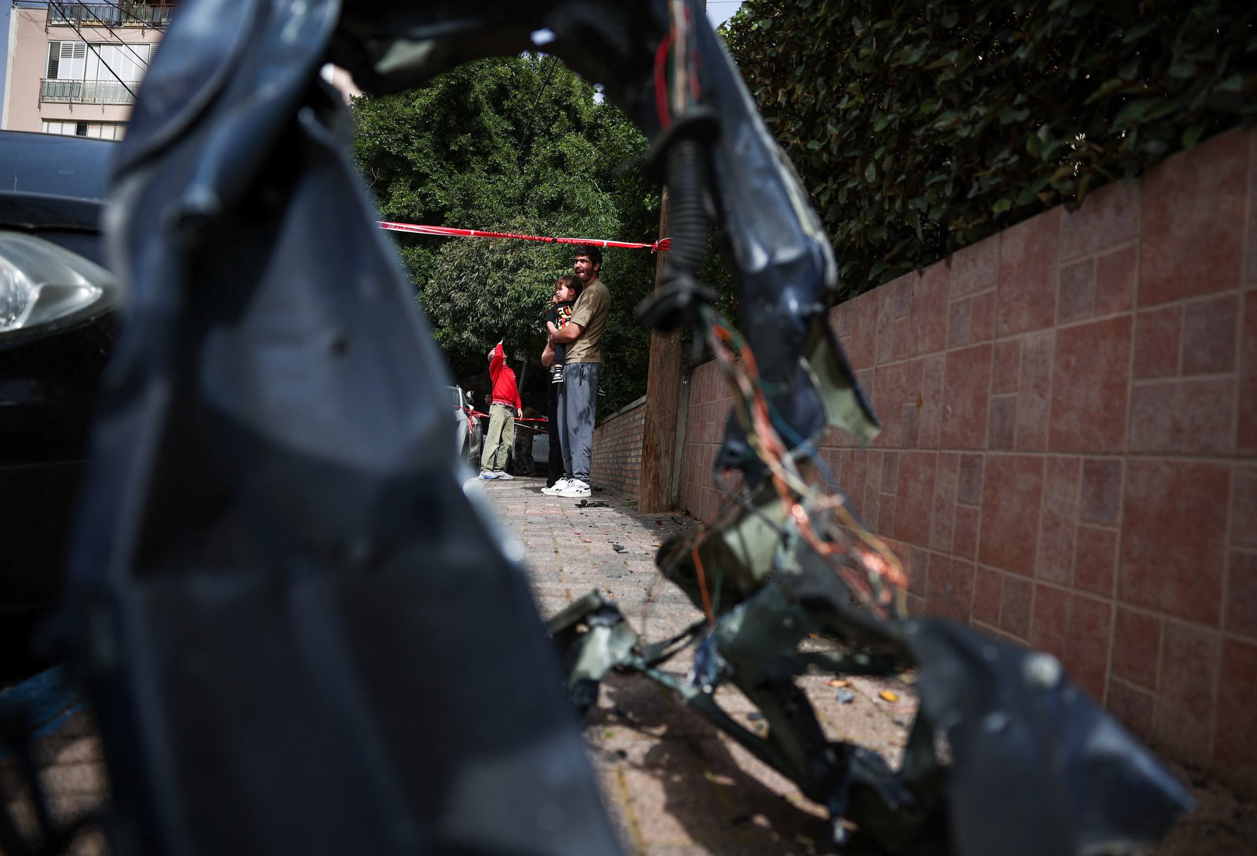 Las autoridades desplegaron un amplio operativo de seguridad en las zonas afectadas por los ataques iraníes (REUTERS/Florion Goga)