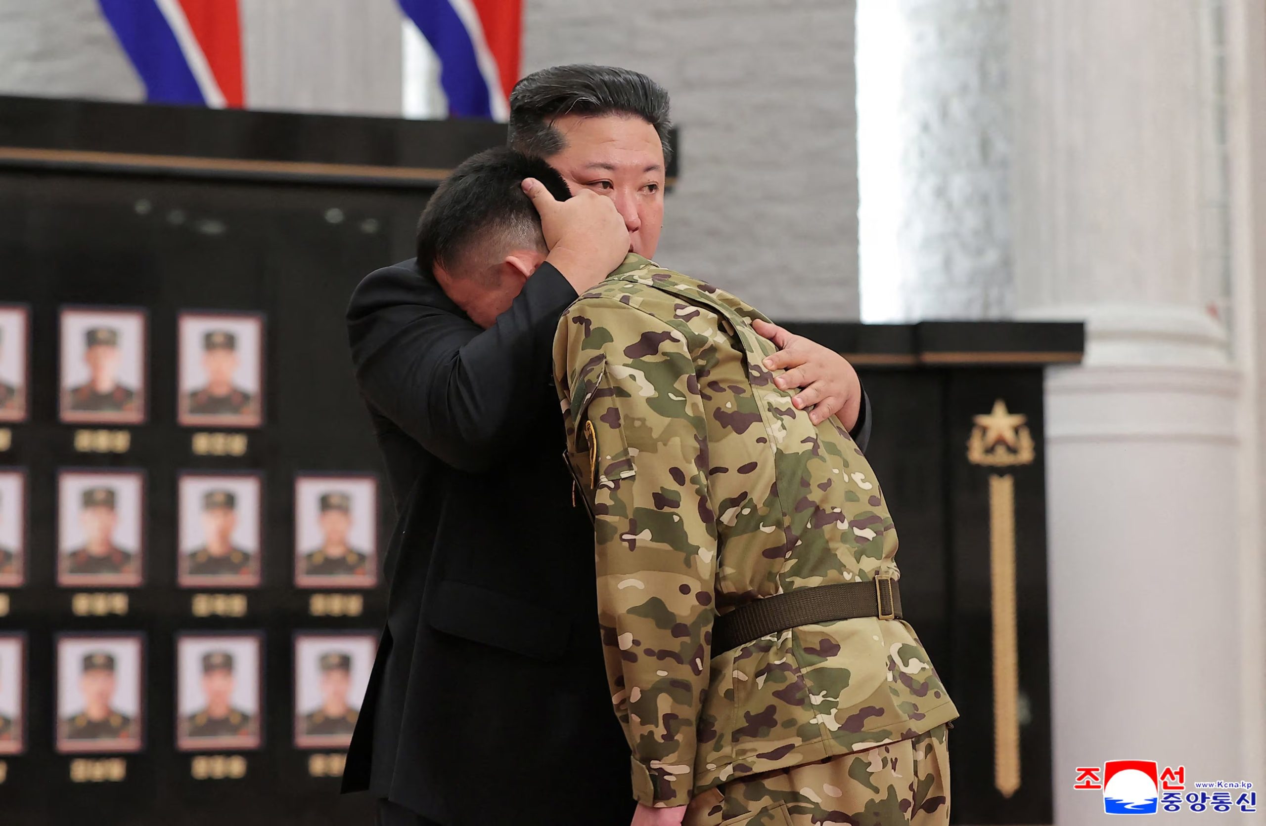El líder norcoreano Kim Jong abraza a un soldado mientras asiste a una ceremonia nacional de reconocimiento para los comandantes y combatientes de la unidad de operaciones en el extranjero del Ejército Popular de Corea, el 22 de agosto de 2025 (REUTERS)