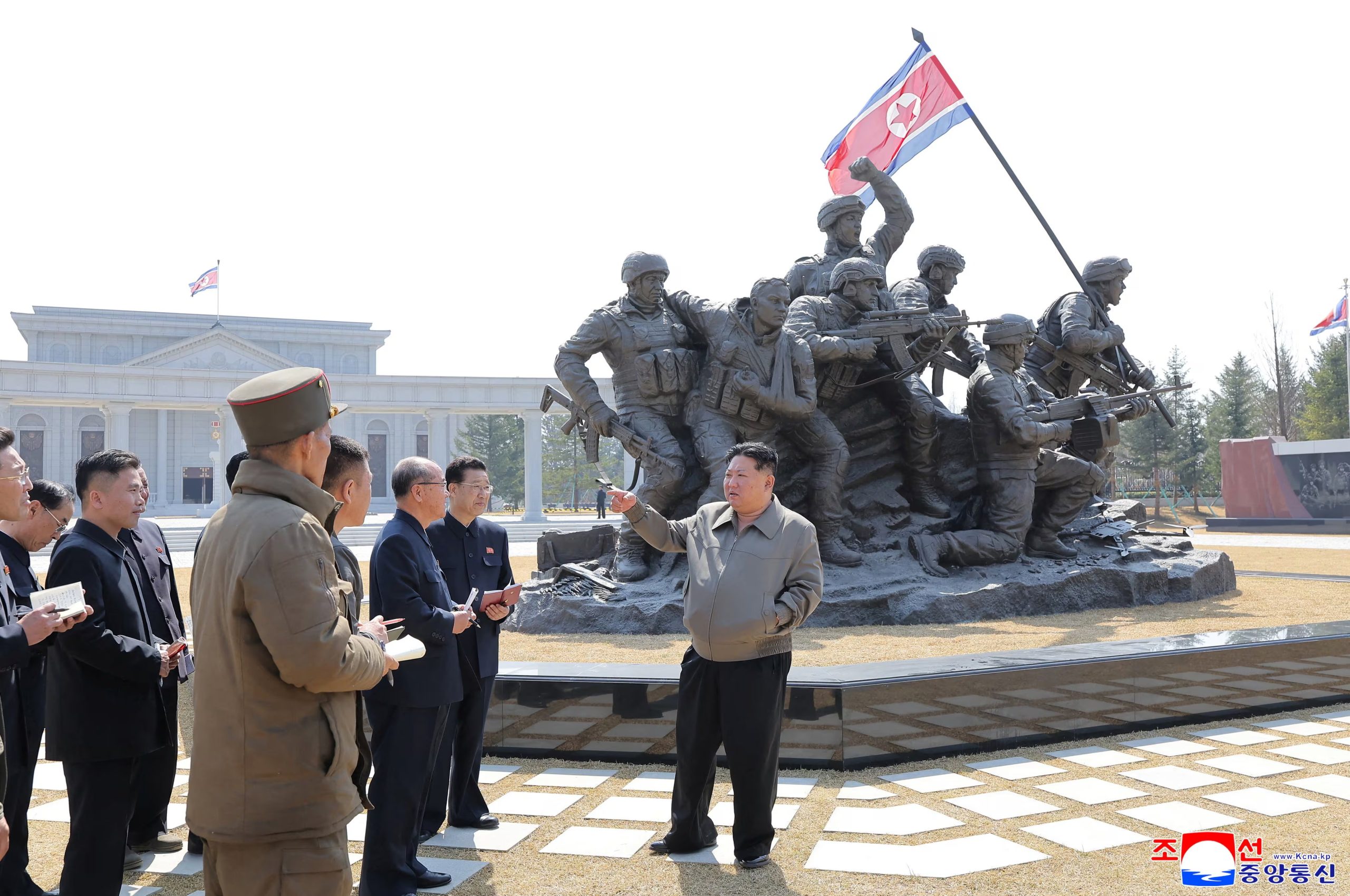 El líder norcoreano Kim Jong Un visita el Museo Conmemorativo de Hazañas de Combate, en Pyongyang, Corea del Norte (REUTERS)