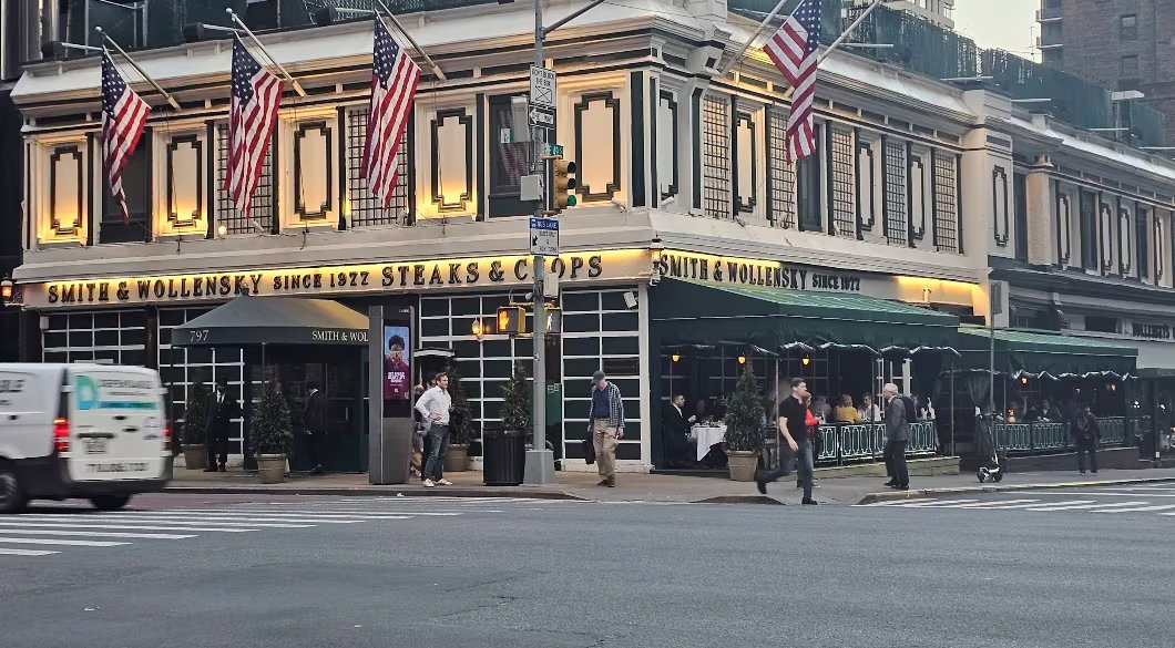 El restaurante Smith & Wollensky es uno de los escenarios más recordados de “El diablo viste a la moda”. (Imagen Ilustrativa Infobae)