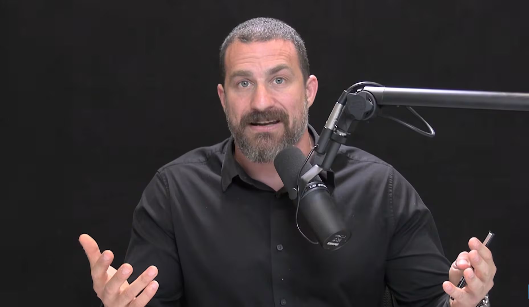 Mantener un estado de atención y calma antes de inducir un pico de adrenalina maximiza la capacidad de consolidar recuerdos según el neurocientífico Andrew Huberman (Captura de video: YouTube/@hubermanlab)