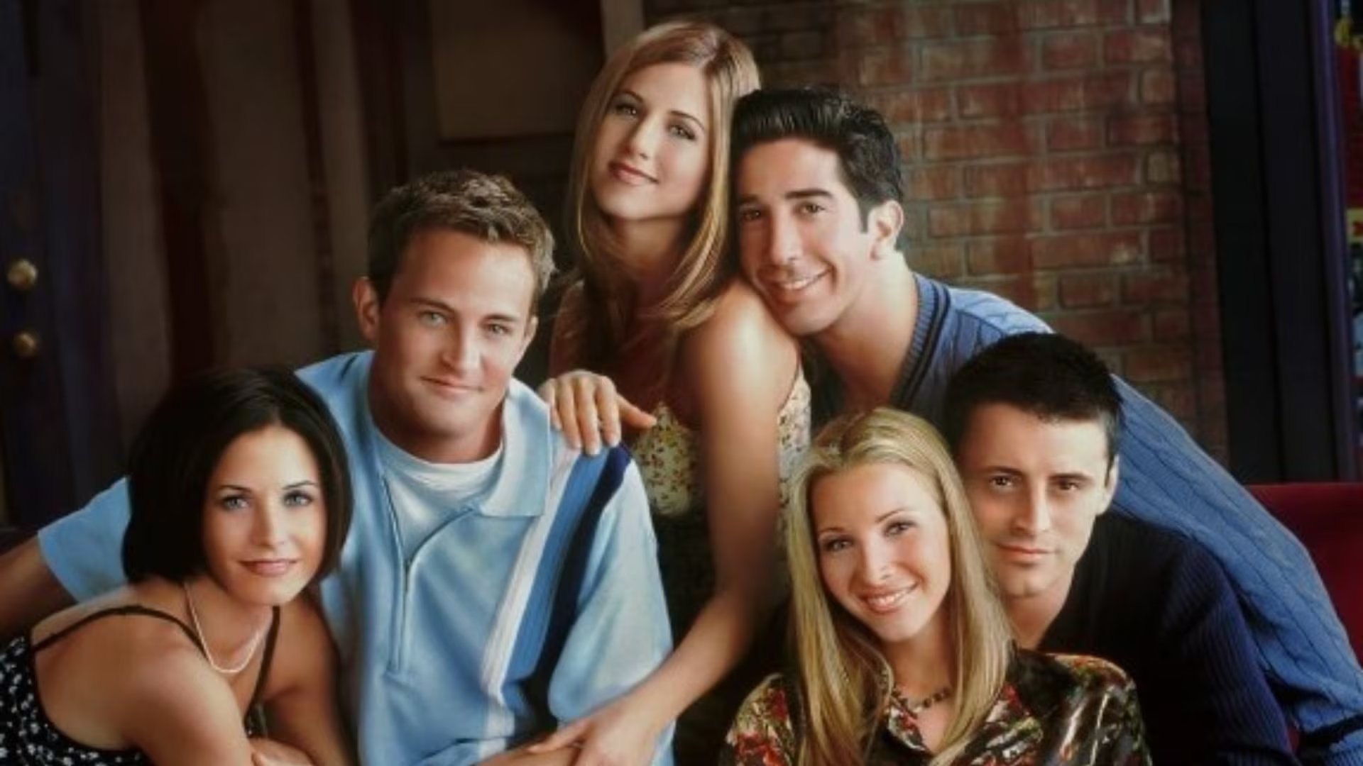 Lisa Kudrow reveló que el proceso creativo de Friends implicaba repetir escenas y ajustar guiones hasta lograr bromas que superaran las expectativas de calidad
(Créditos: Instagram/Friends)