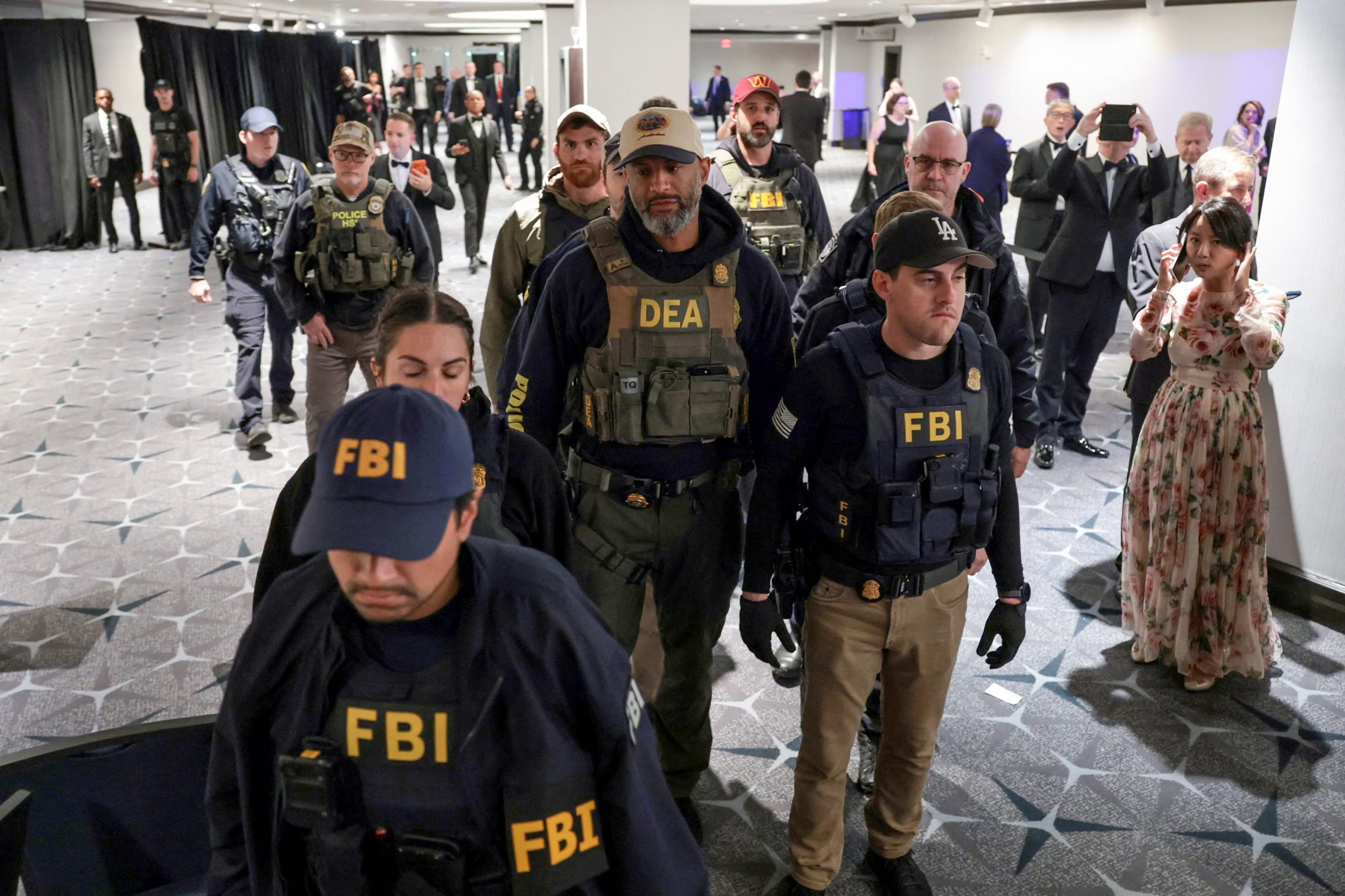 Efectivos del FBI patrullan el hotel Hilton de Washington, tras la detención del Cole Tomas Allen, quien intentó asesinar a Donald Trump