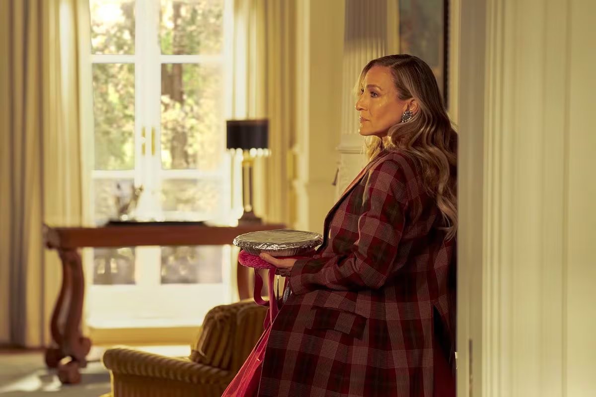 El mobiliario destacado incluye el espejo Luis XV del apartamento de Carrie y el sofá coral de Miranda, ambos reconocidos por fanáticos en escenas memorables (HBO Max)