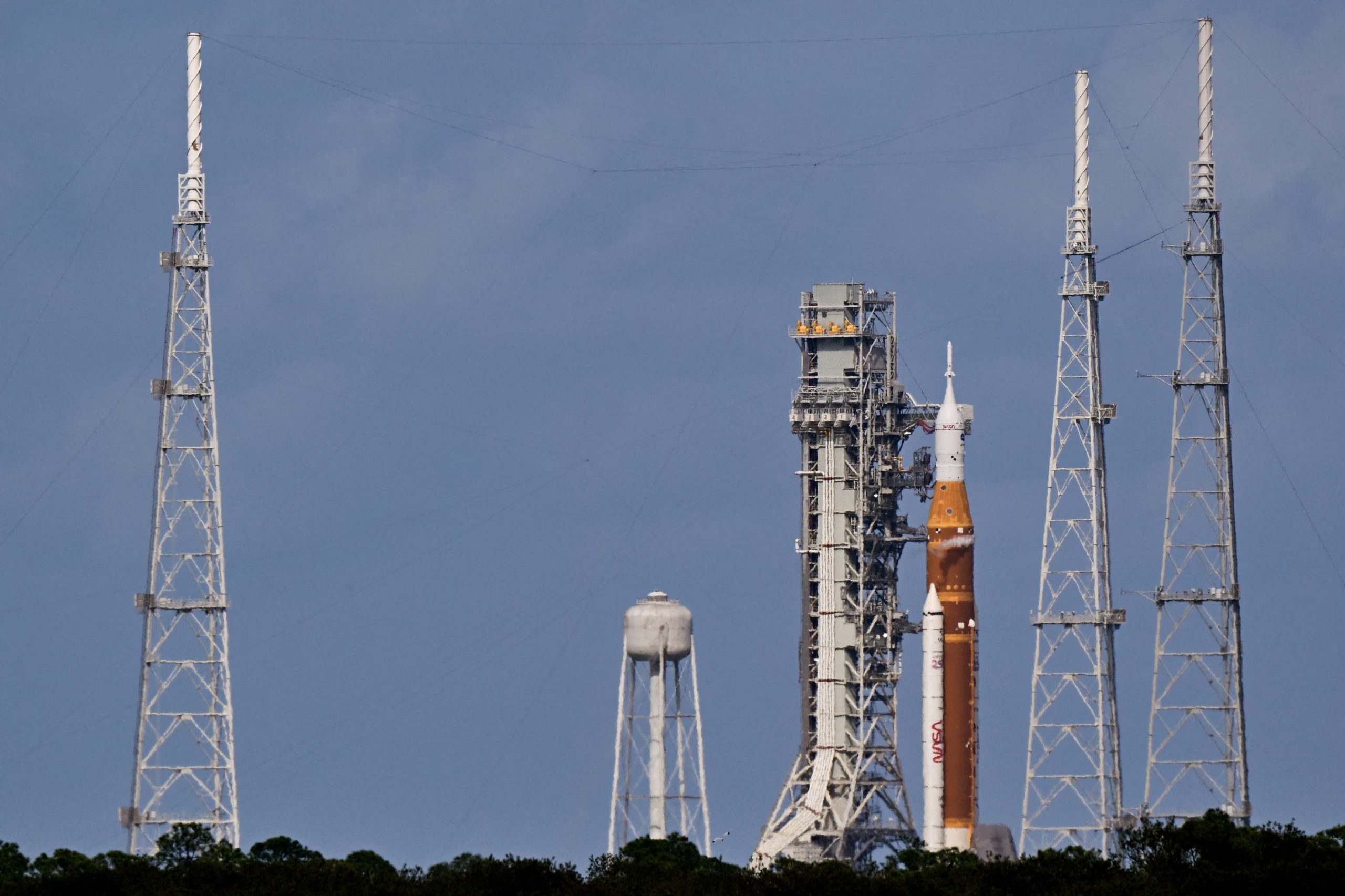La misión Artemis II marca el regreso de astronautas a la órbita lunar tras cinco décadas de ausencia tripulada (REUTERS/Steve Nesius)