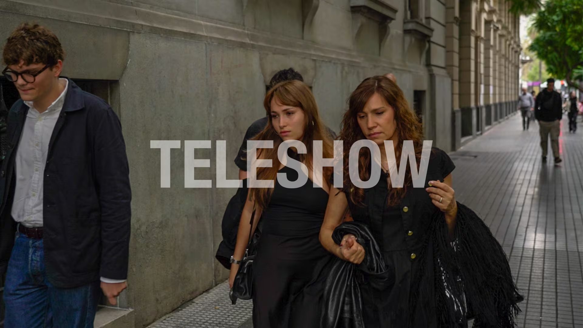 Micaela, hija del actor fallecido, junto a Macarena y Tomás, sus nietos