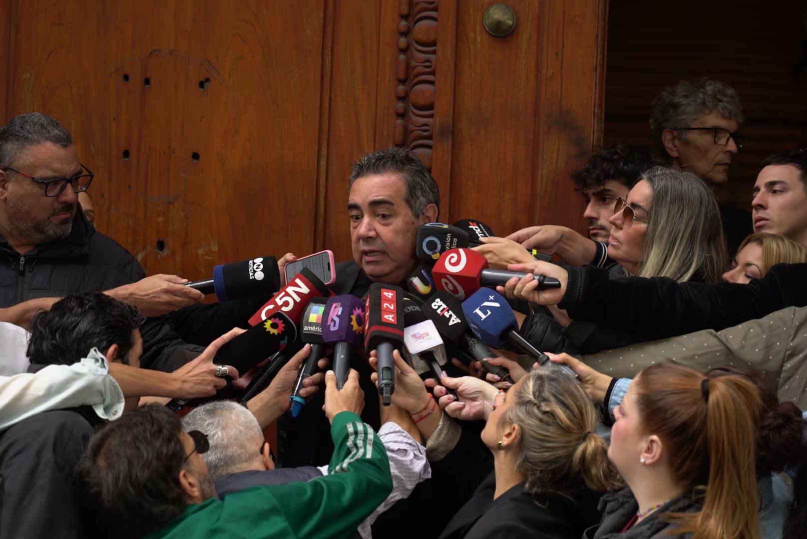 Diego Pérez fue rodeado por la prensa durante su entrada a la Legislatura porteña