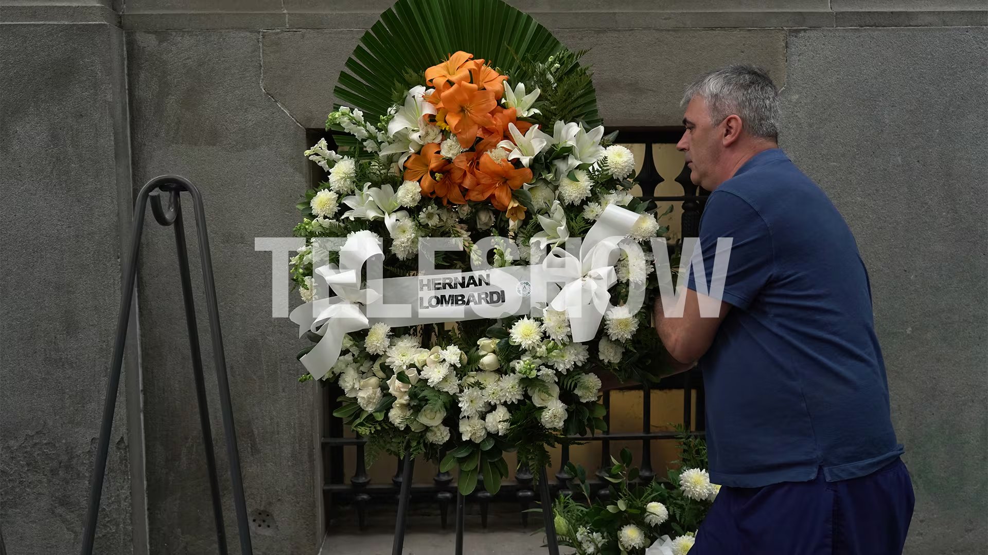 A medida que avanzaba el velatorio, las coronas de flores comenzaron a aparecer en las cercanías a la Legislatura porteña 
