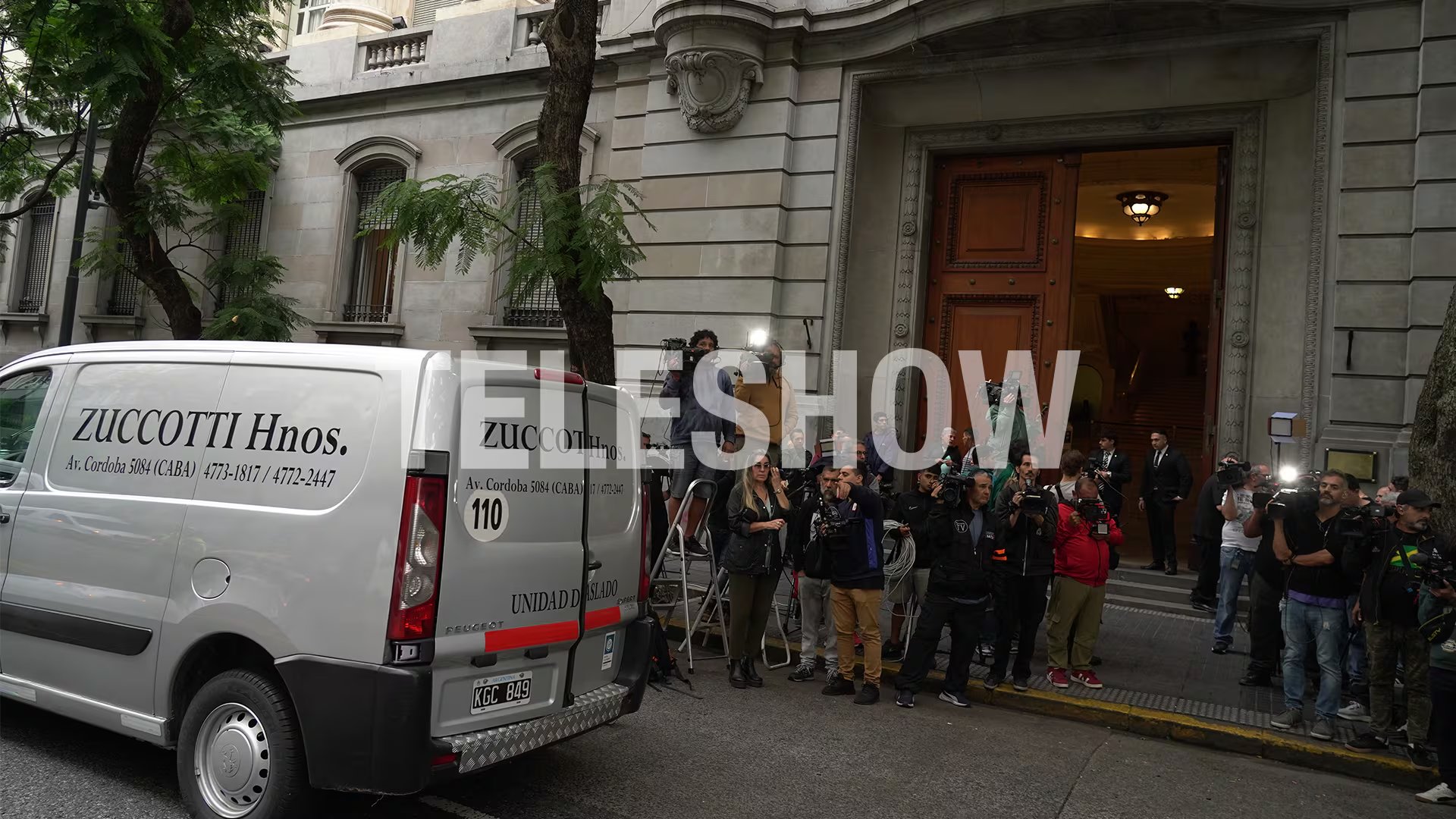 Las afueras del palacio legislativo estuvieron repletas de periodistas y camarógrafos 