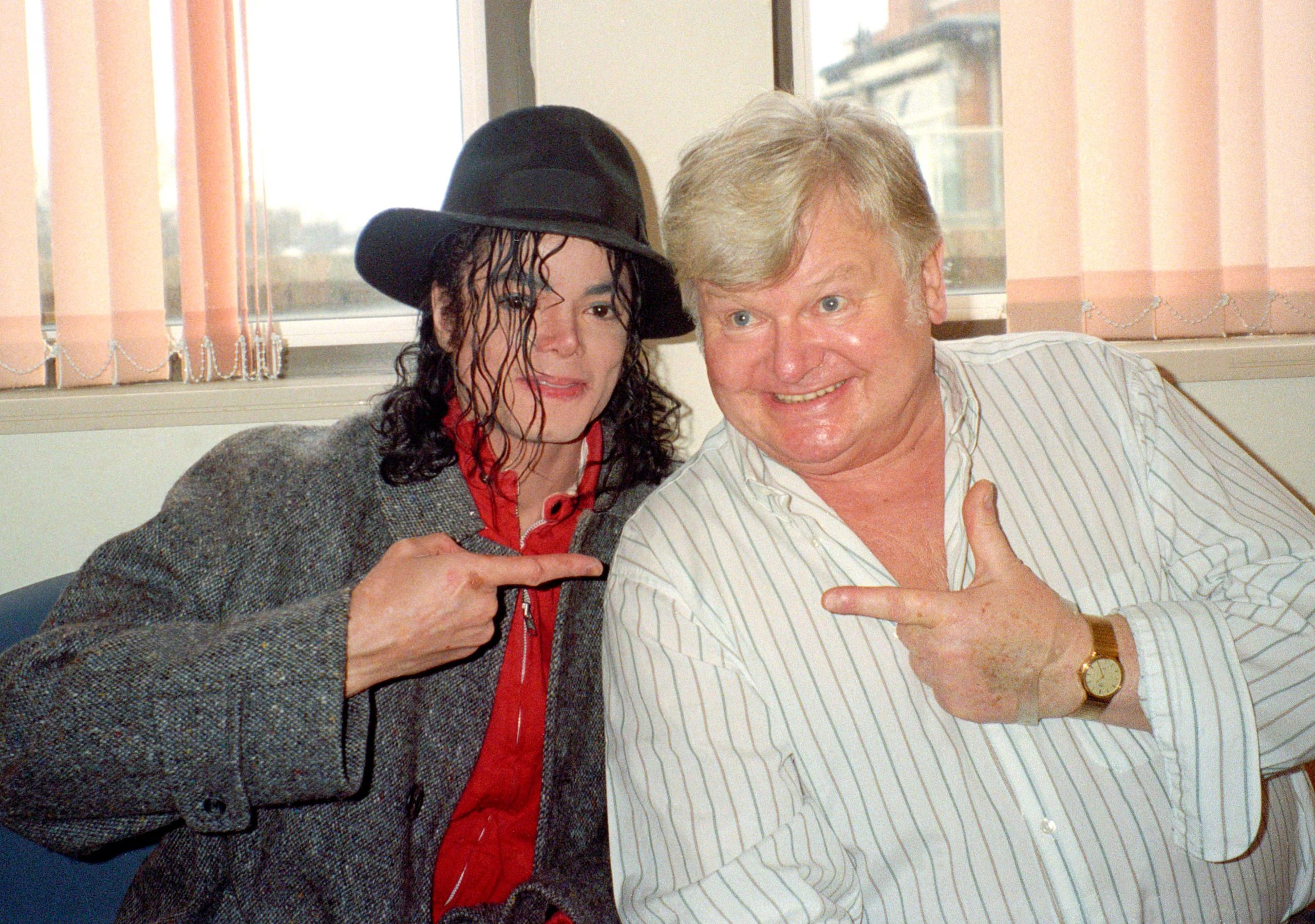 Michael Jackson visitó a Benny Hill en el Royal Brompton Hospital, de London, el 24 de febrero de 1992