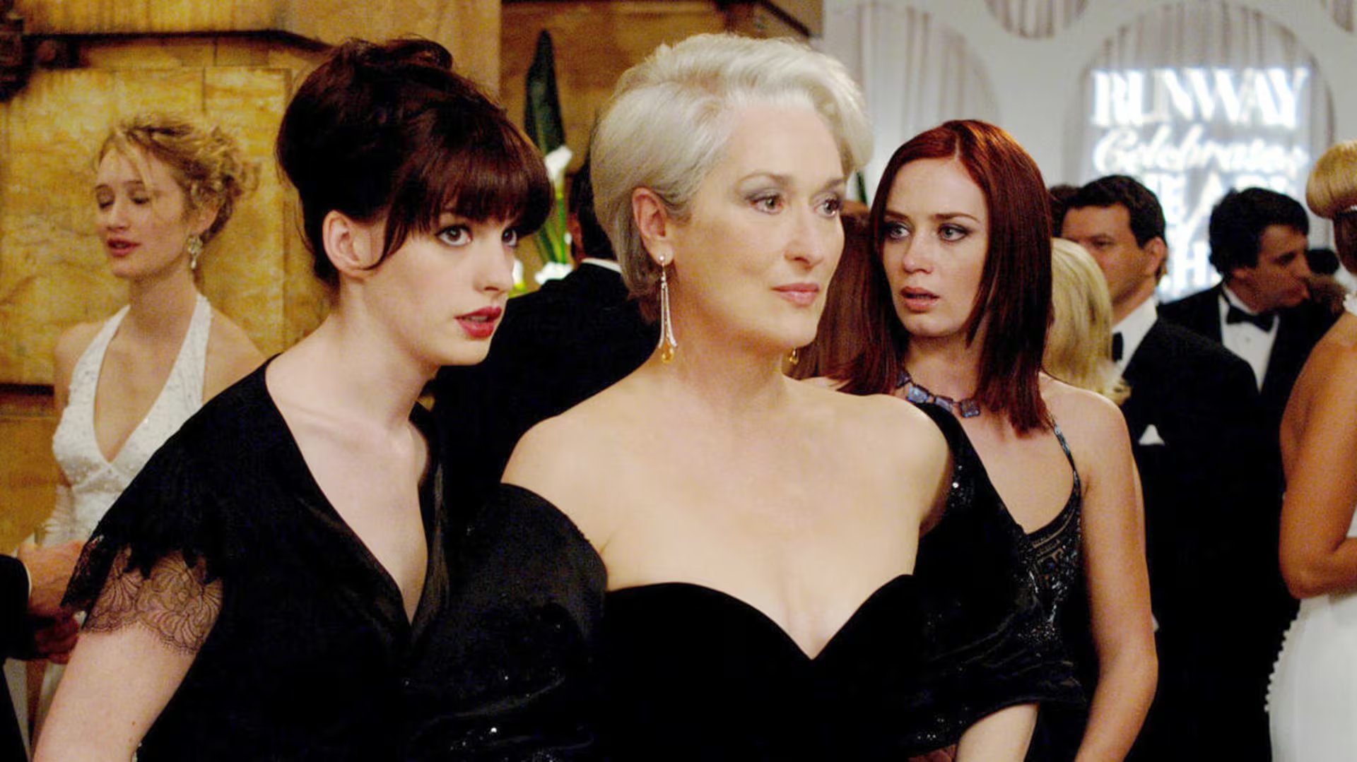 La película de 2006 modificó personajes y conflictos, priorizando el impacto visual y la construcción de Miranda Priestly como ícono del poder, pero sacrificando matices de la historia original