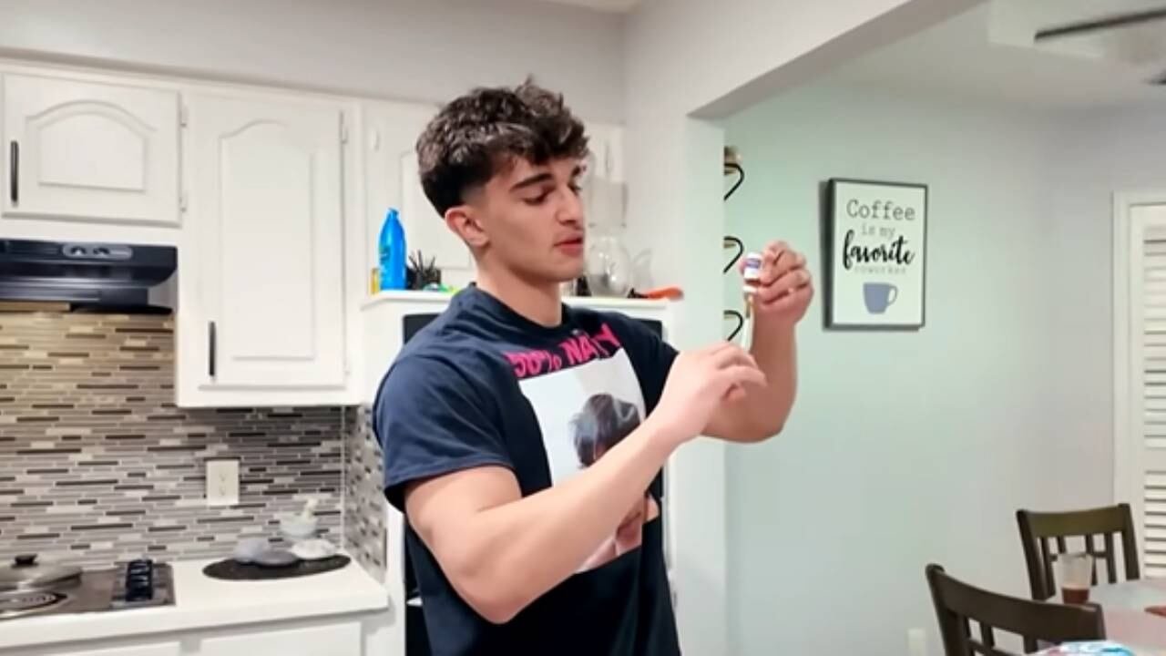 Zaid Laila, estudiante de Dallas, admitió consumir trenbolone para lograr una musculatura rápida e intensa, documentando el proceso en redes sociales. (CBS News)