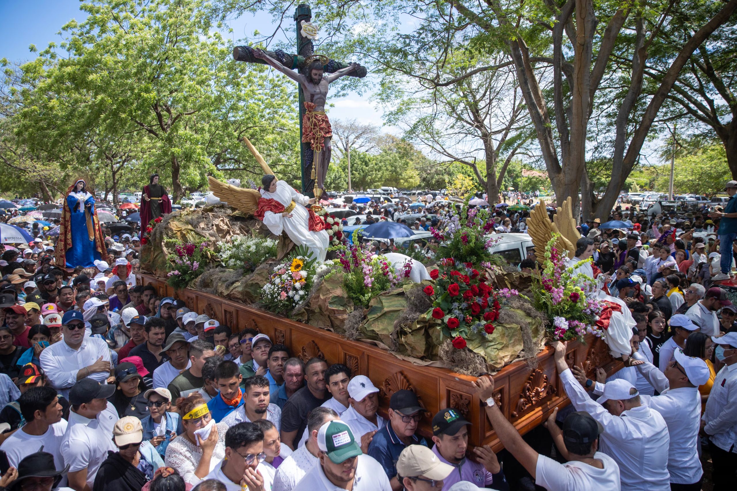 NICARAGUA, 03/04/2026.- Personas participan en el viacrusis de Semana Santa este viernes, en la catedral de Managua (Nicaragua). EFE/ STR