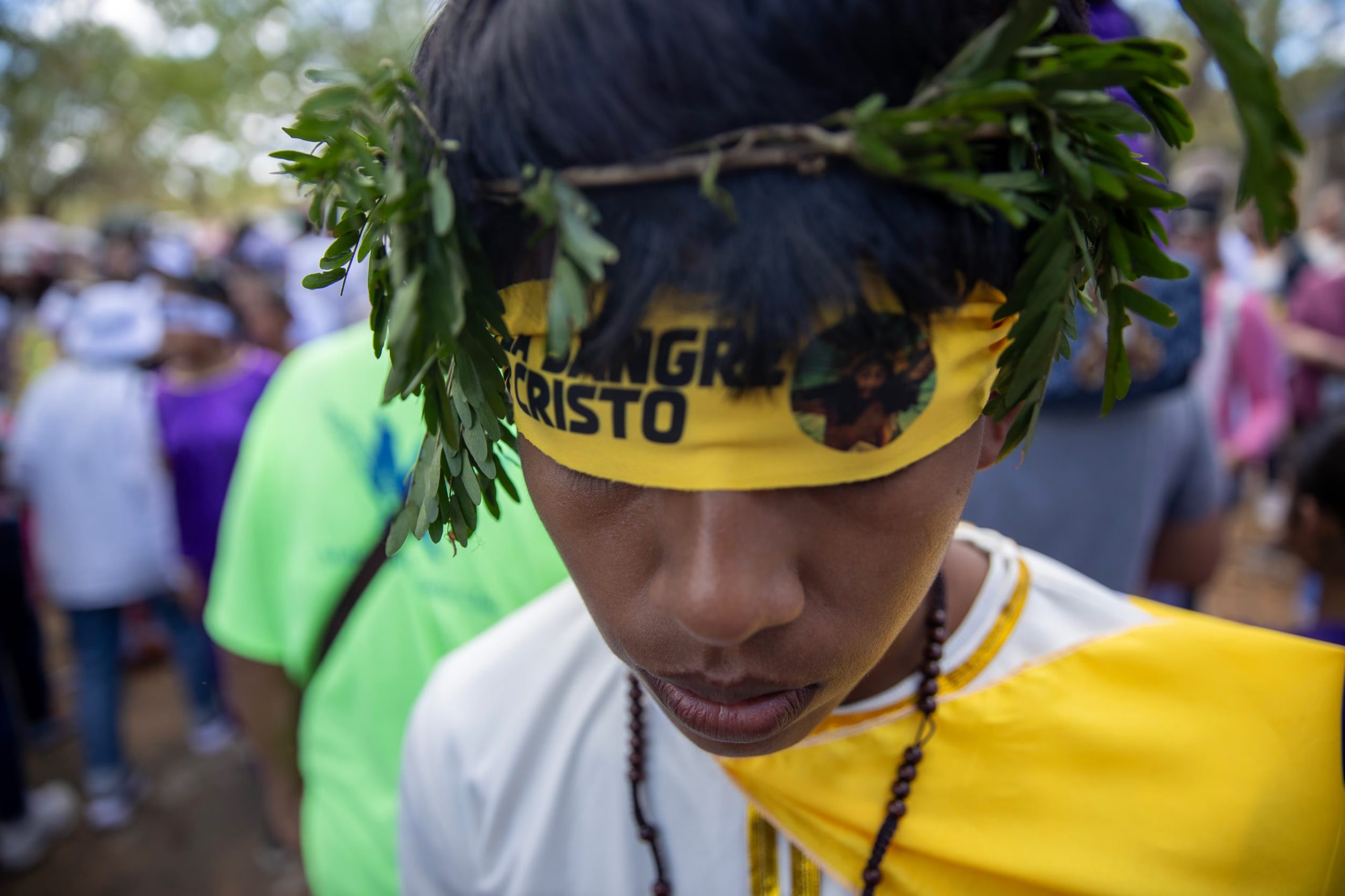 NICARAGUA, 03/04/2026.- Una persona participa en el viacrusis de Semana Santa este viernes, en la catedral de Managua (Nicaragua). EFE/ STR