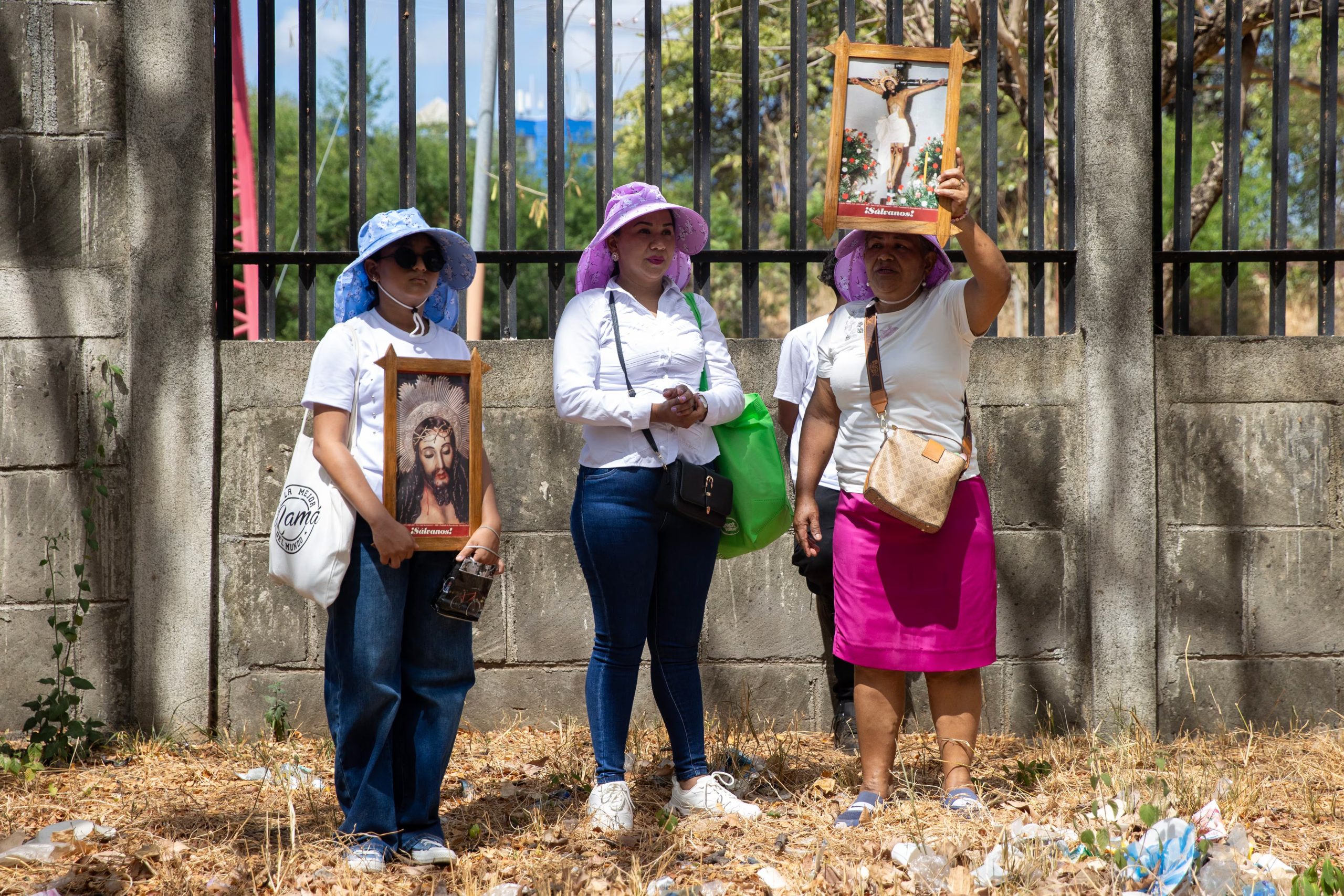 NICARAGUA, 03/04/2026.- Personas sostienen cuadros con la imagen de Jesús durante el viacrusis de Semana Santa este viernes, en la catedral de Managua (Nicaragua). EFE/ STR