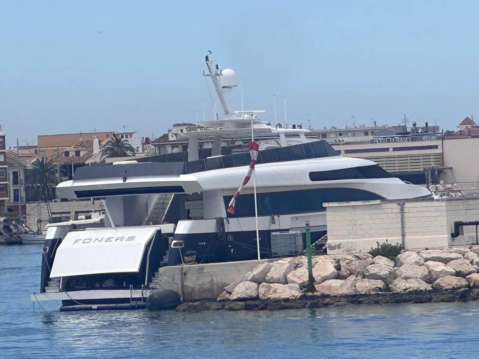 El 'Foners', en el puerto de Denia