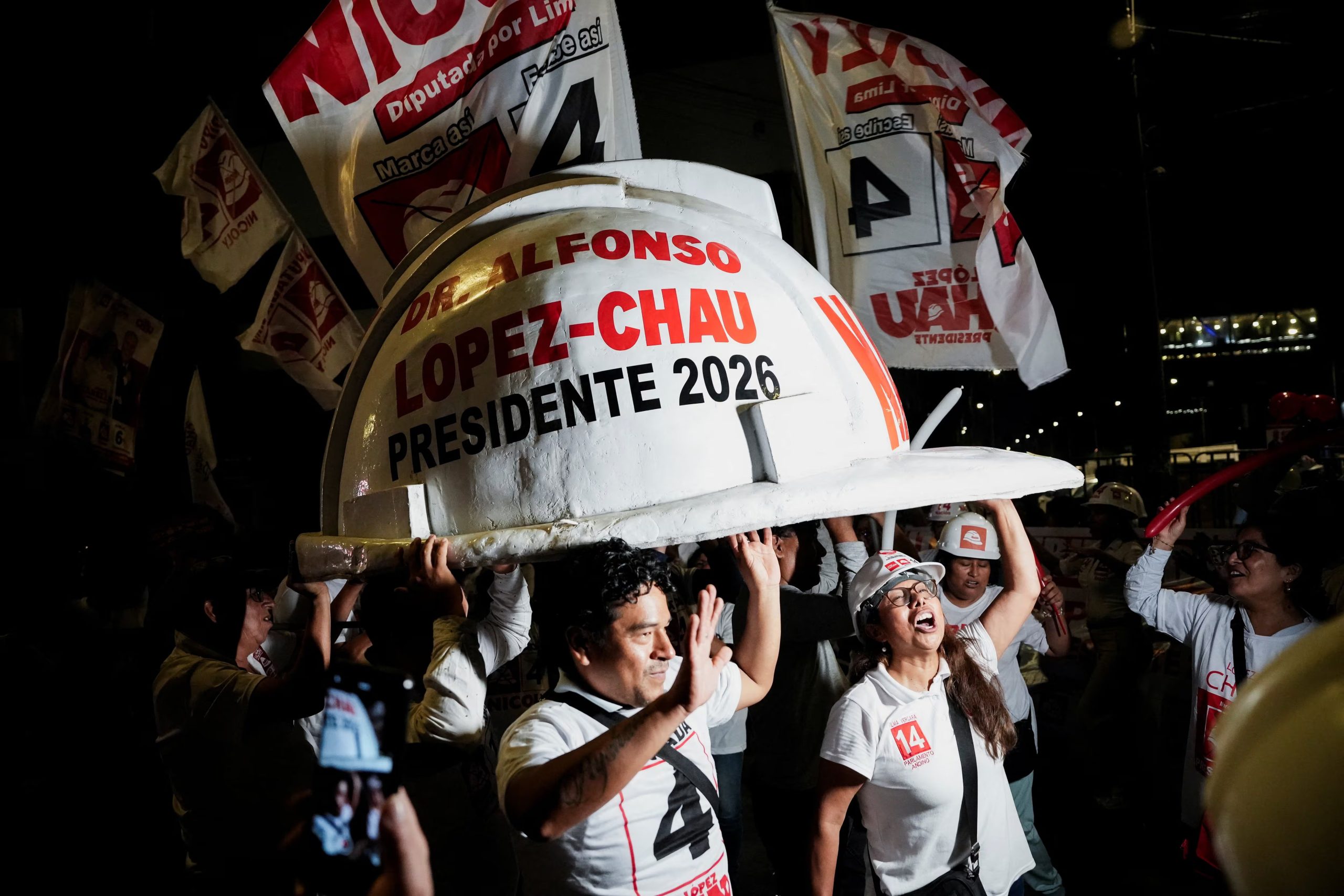 Alfonso López Chau afirmó que Pedro Castillo es un preso político y prometió indultarlo durante mitin en Puno. REUTERS/Angela Ponce