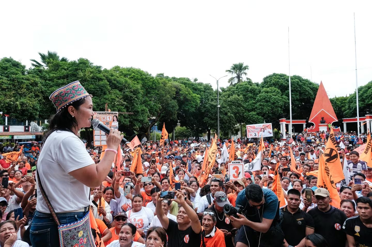 Keiko Fujimori, candidata de Fuerza Popular, se dirige a una multitud de simpatizantes con banderas naranjas en un mitin político, intensificando su campaña antes de las elecciones generales en Perú. (Difusión)