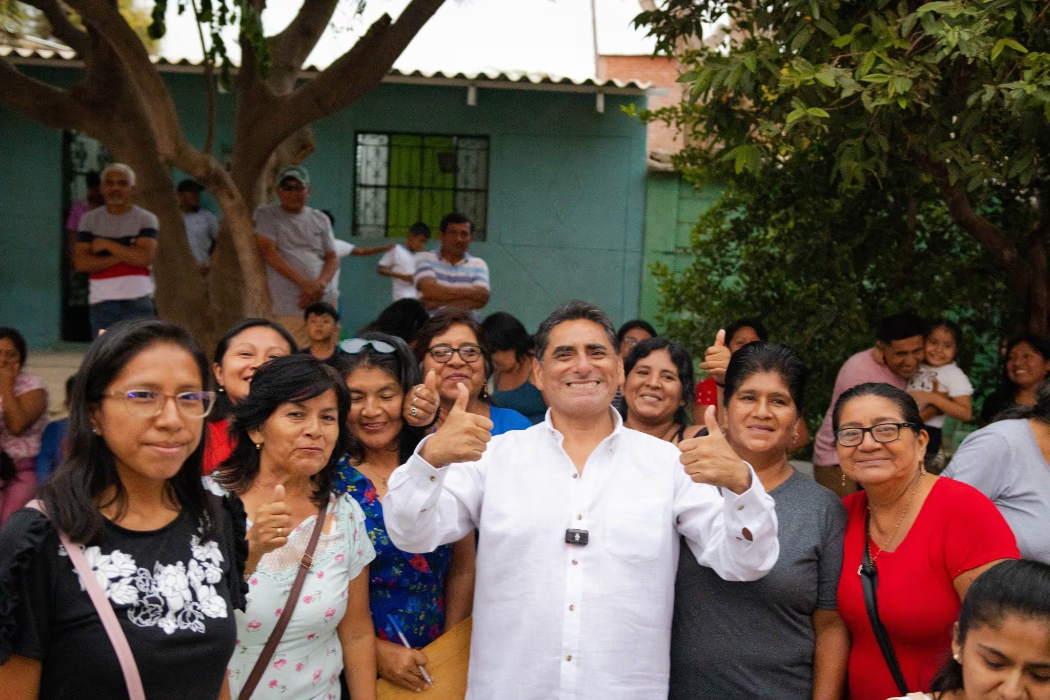 Carlos Alvarez, candidato presidencial por el partido País Para Todos, saluda a sus simpatizantes durante un cierre de campaña de cara a las elecciones de 2026. (Difusión)