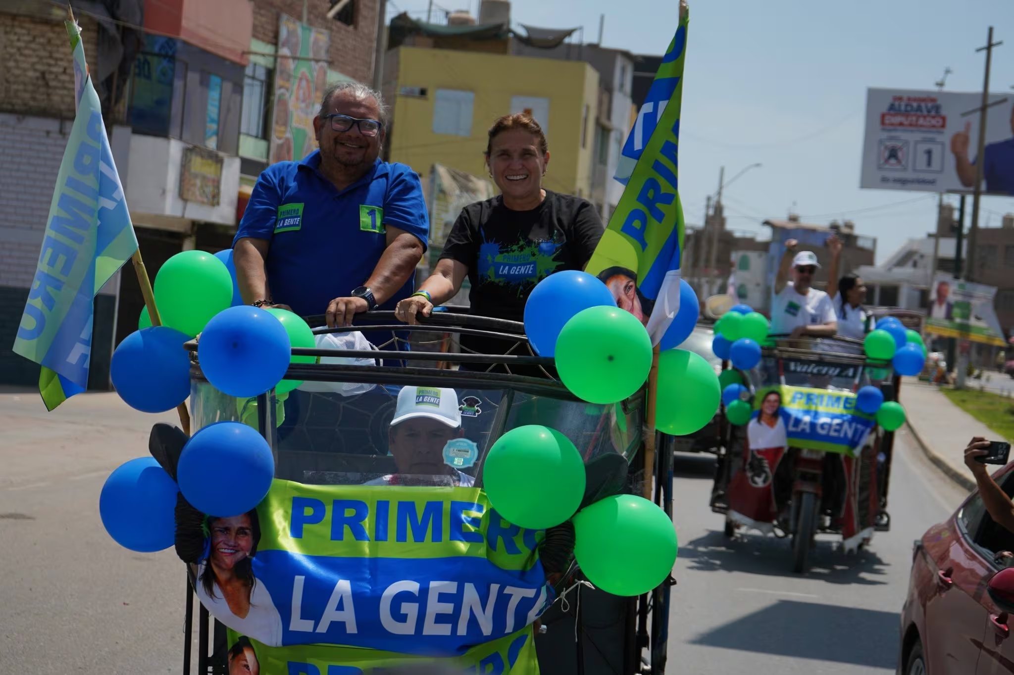 Candidatos y simpatizantes del partido 'Primero La Gente', liderado por Marisol Pérez Tello, participan en una caravana por zonas populares de Lima en los días previos a las elecciones generales peruanas del 12 de abril. (Difusión)