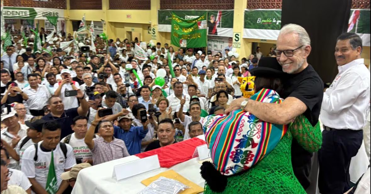 Ricardo Belmont, candidato de Partido Cívico Obras, abraza a una simpatizante en un mitin durante el cierre de su campaña presidencial en Perú, previo a las elecciones generales. (Difusión)