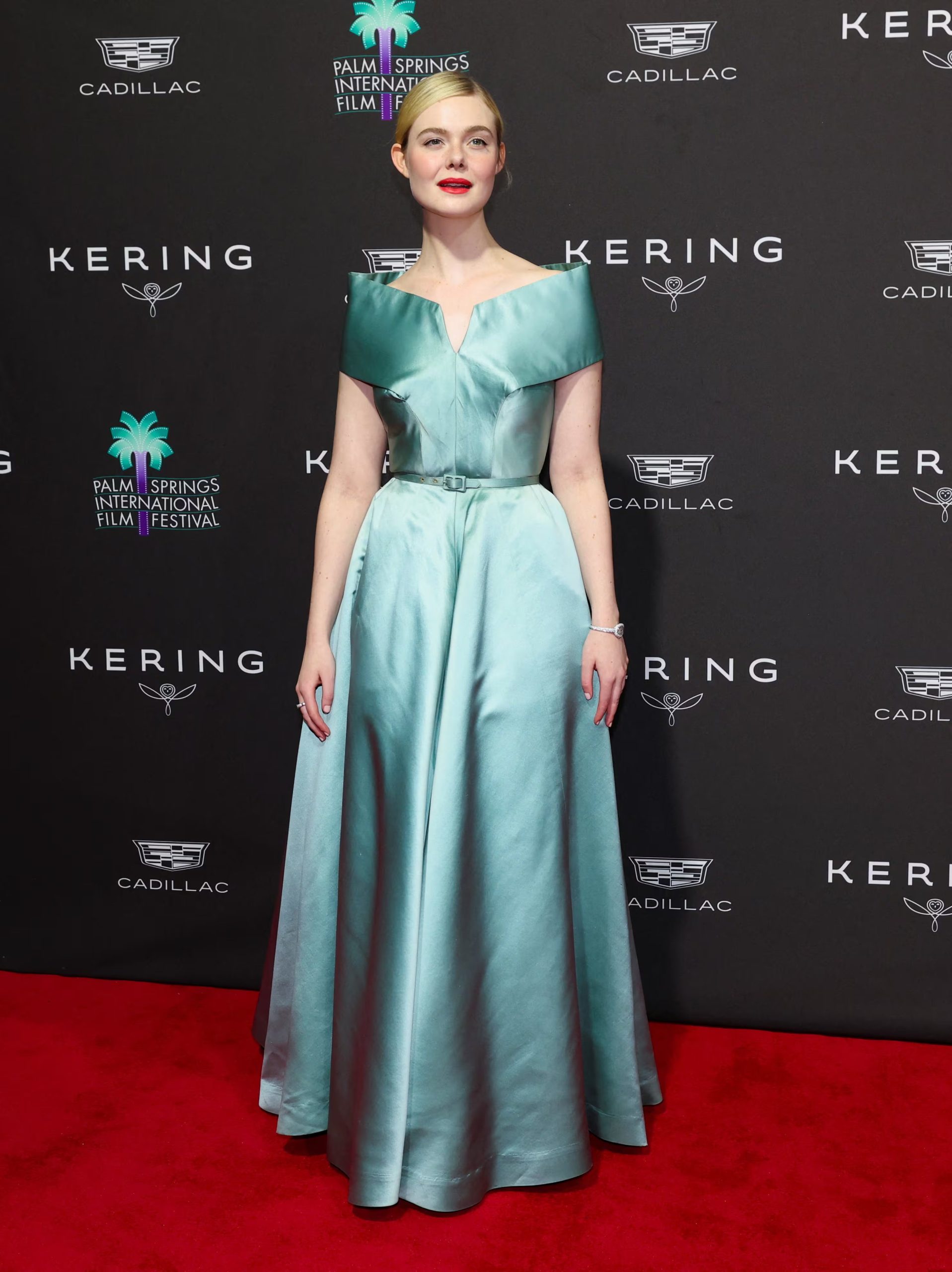 El satén azul celeste y el cinturón a juego definen uno de los looks más comentados de Elle Fanning, donde la silueta clásica y el acabado luminoso evocan elegancia atemporal (REUTERS/Mario Anzuoni)