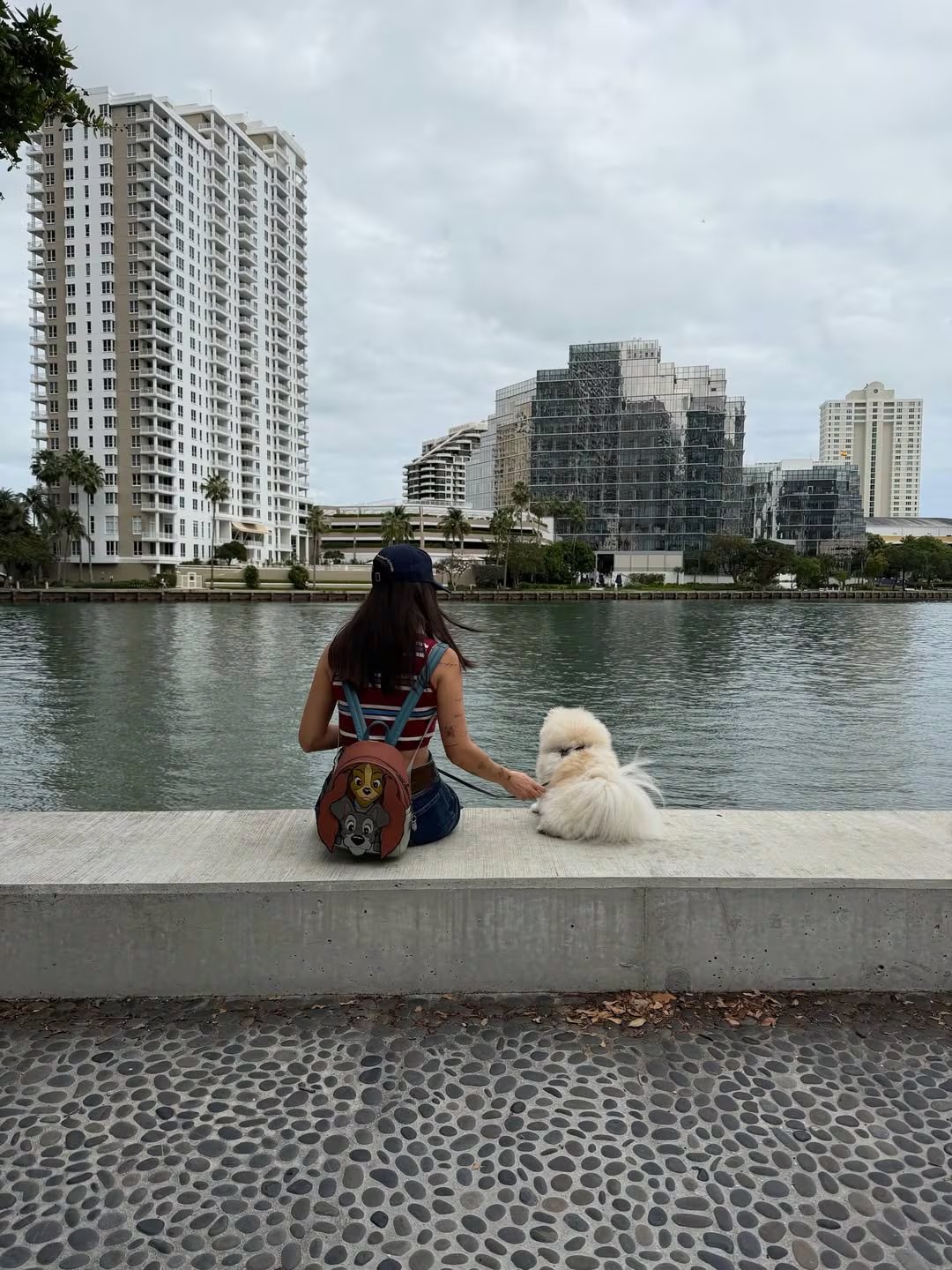 Emilia Mernes se mostró junto a Roma, su inseparable compañera en estos días en Miami