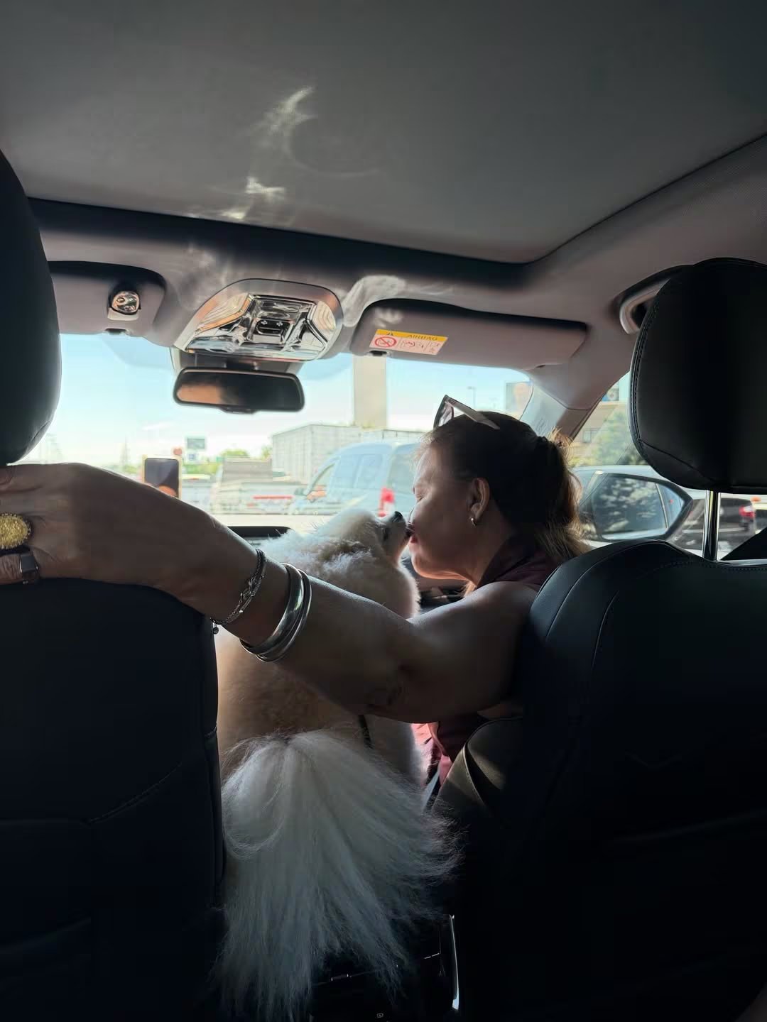 Entre mimos y descanso, Emilia dejó ver su costado más sensible lejos de la polémica