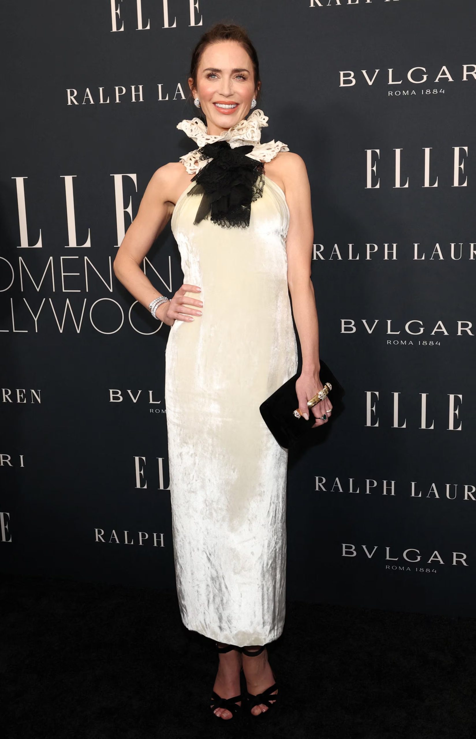 l vestido de terciopelo blanco con encaje y accesorios en negro realza la sofisticación atemporal en el estilo de Emily Blunt (REUTERS/Mario Anzuoni)