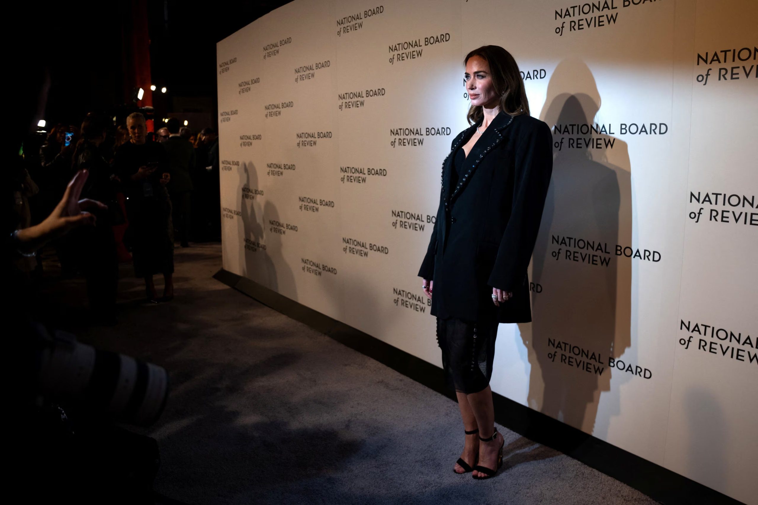 La apuesta por el blazer negro de corte masculino y transparencias muestra la faceta más audaz y moderna de Emily Blunt en eventos de moda (REUTERS/Angelina Katsanis)