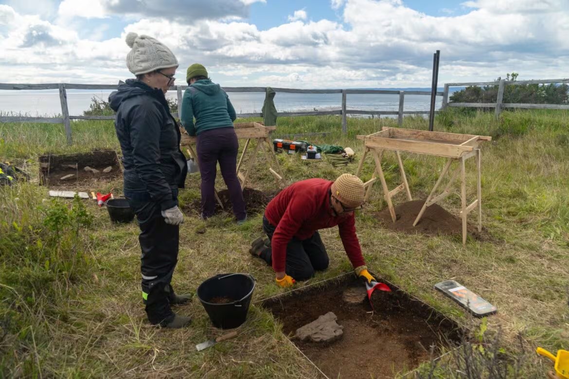 Los arqueólogos en el momento del hallazgo de la moneda. (Universidad Austral de Chile)