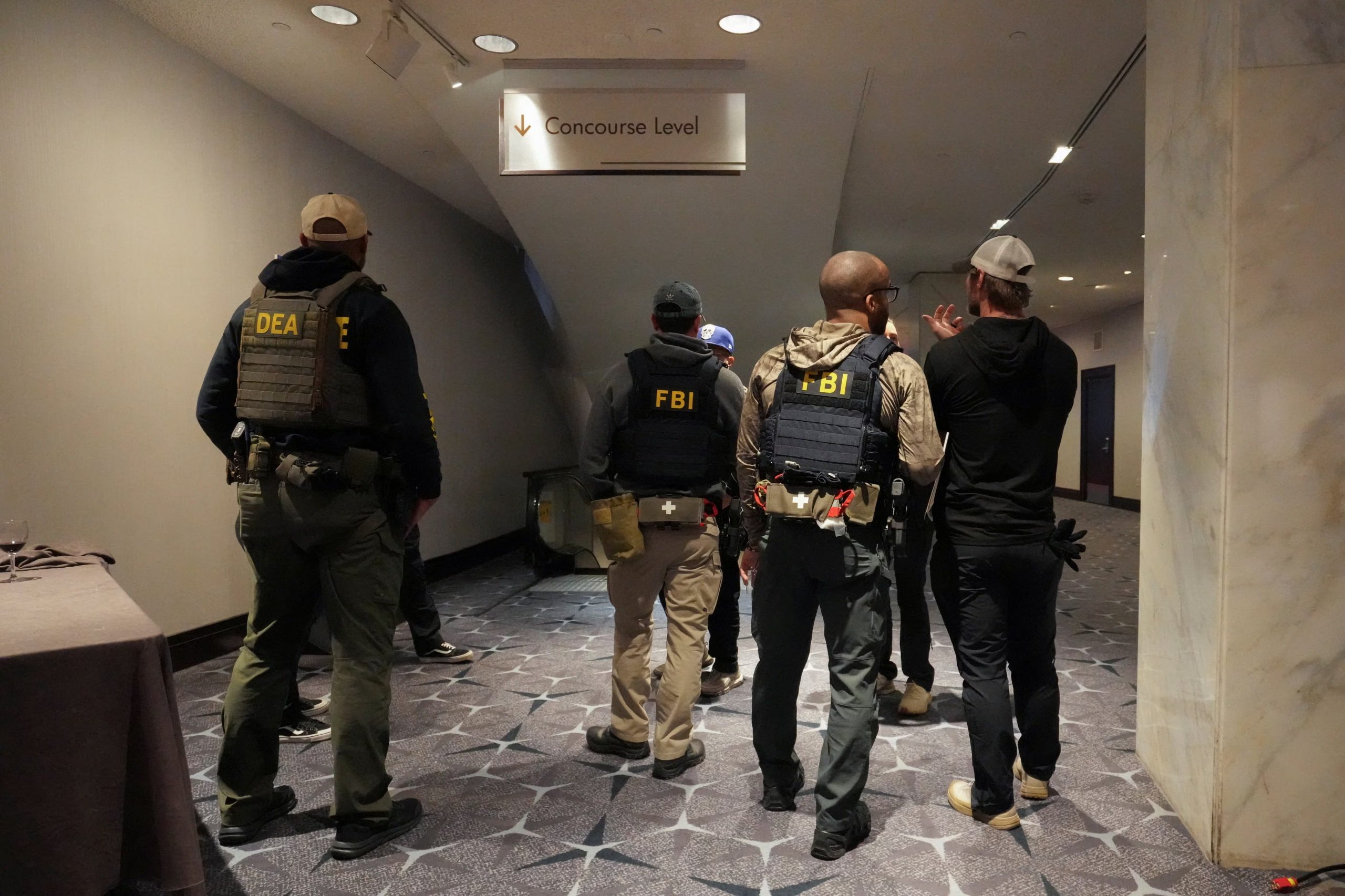 Agentes del FBI y la DEA recorren el lugar tras el tiroteo (REUTERS/Ken Cedeno)