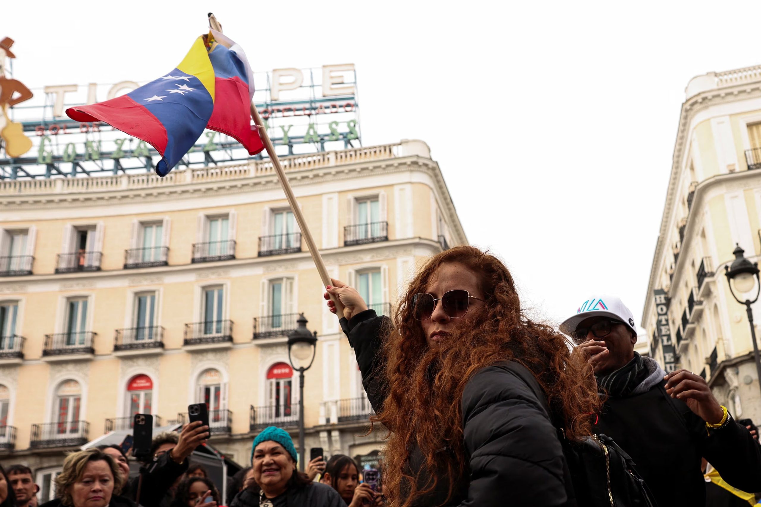 Una mujer agita una bandera venezolana en Madrid tras la captura de EEUU a Nicolás Maduro en enero. (REUTERS/Violeta Santos Moura)