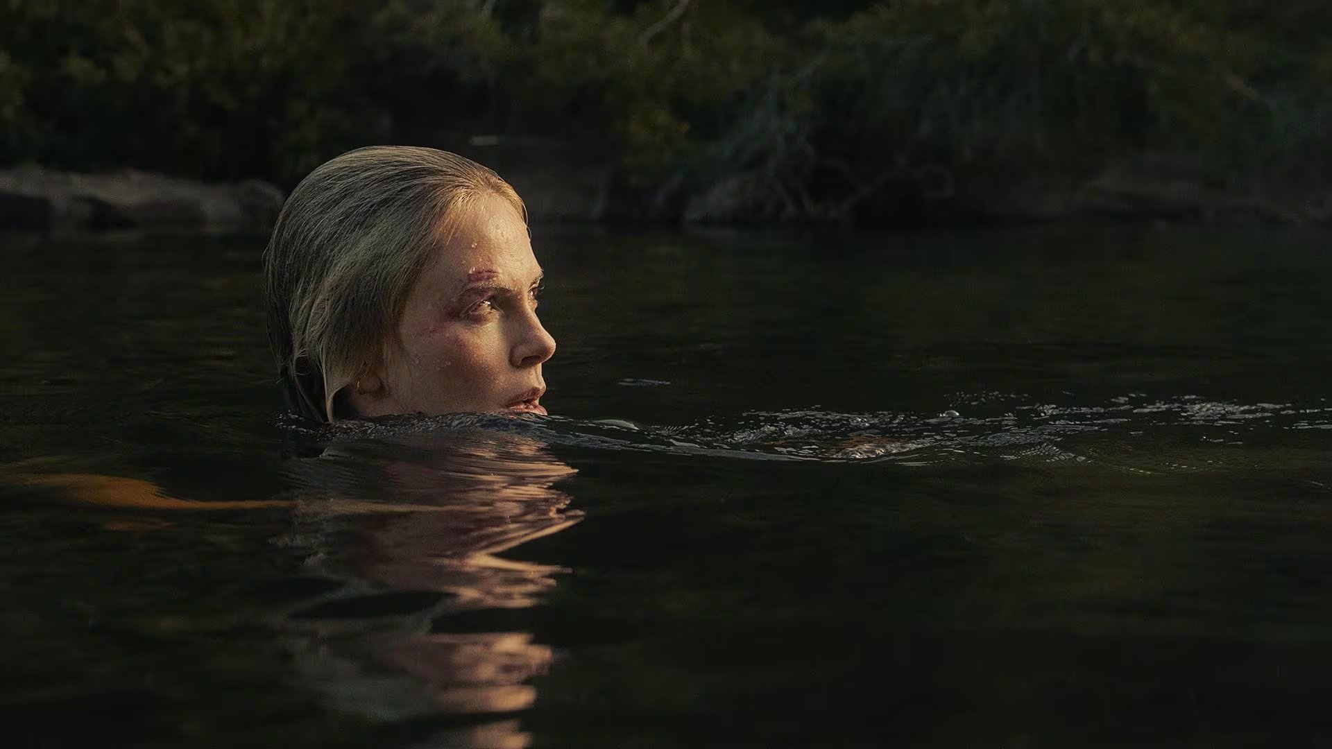 El film explora el trauma y la supervivencia tras la pérdida de un ser querido, reflejado en la carga emocional de Sasha y sus decisiones (Netflix)