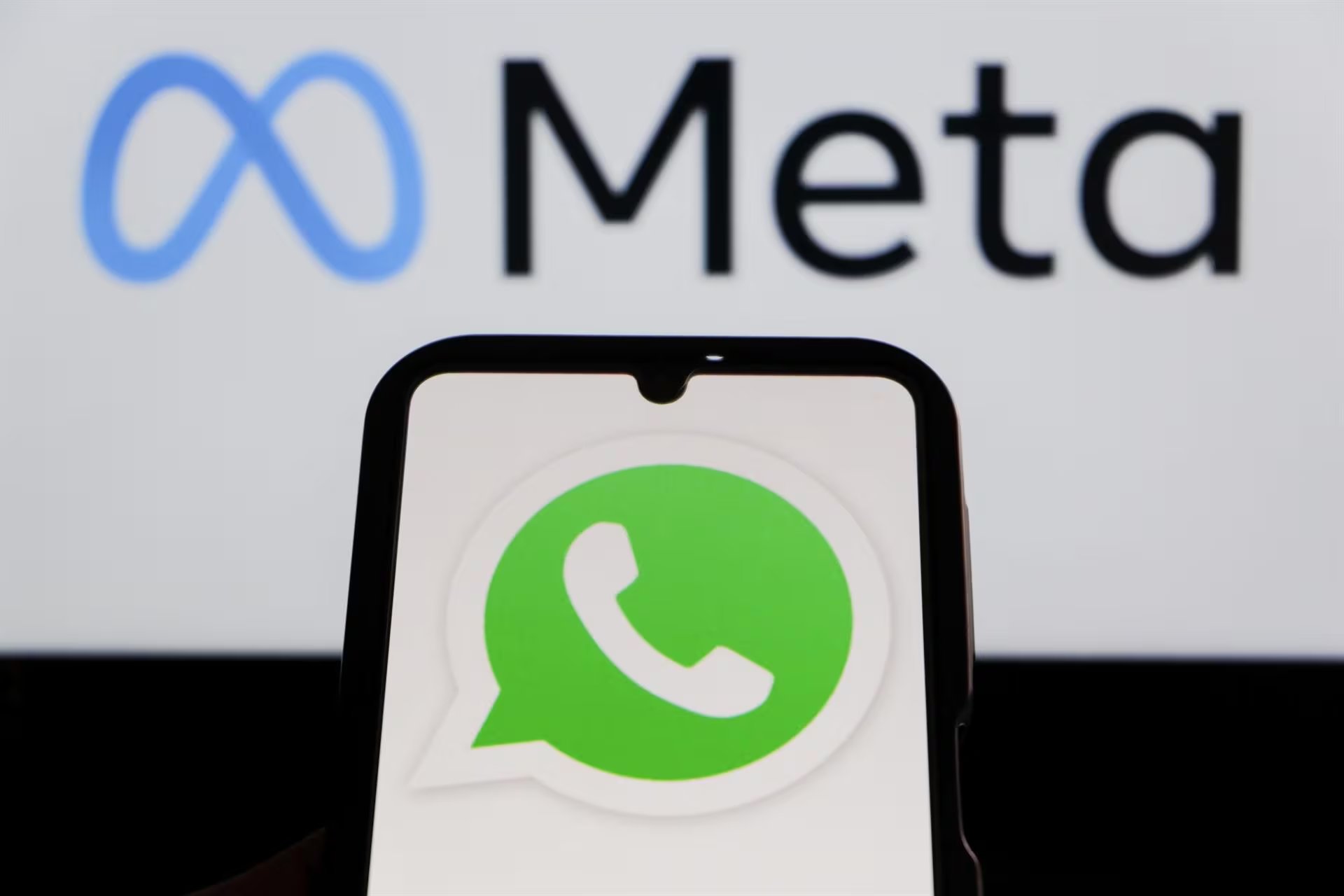 En 2016, Meta Platforms Inc. anunció la protección de WhatsApp mediante cifrado de extremo a extremo y ha mantenido ante gobiernos su postura de que la arquitectura de la plataforma impide que la corporación acceda a las conversaciones. 