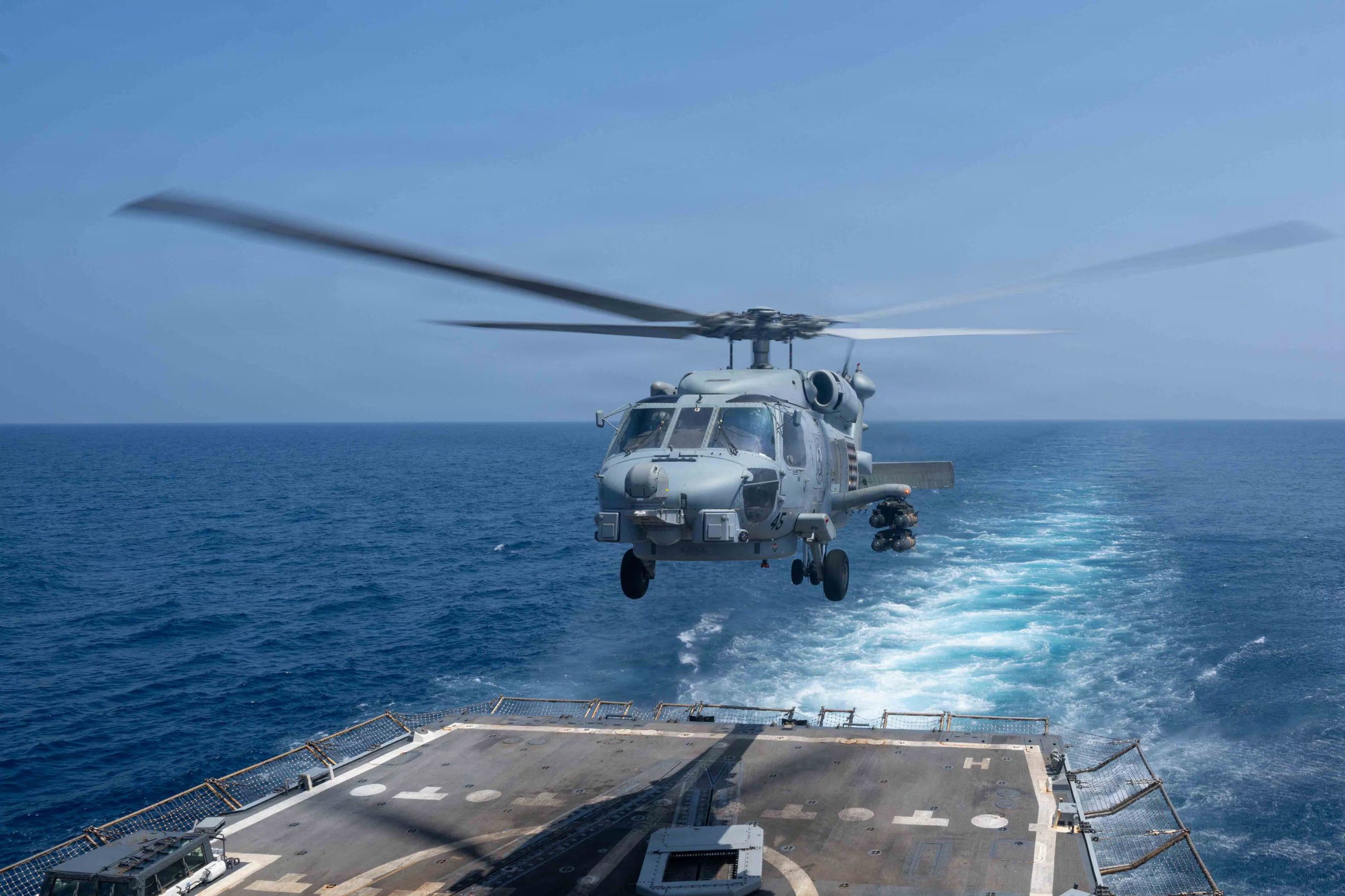 Un helicóptero estadounidense sale al rescate de los pilotos (U.S. Navy/Handout vía REUTERS)