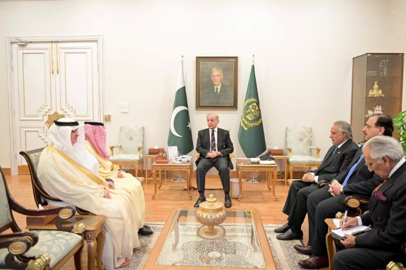 El ministro de Asuntos Exteriores de Arabia Saudí, el príncipe Faisal bin Farhan Al-Saud, y el primer ministro de Pakistán, Muhammad Shehbaz Sharif, se reúnen en la residencia del primer ministro para discutir la desescalada regional, en medio del conflicto entre EEUU Israel e Irán, en Islamabad, Pakistán, el 29 de marzo de 2026 (REUTERS)