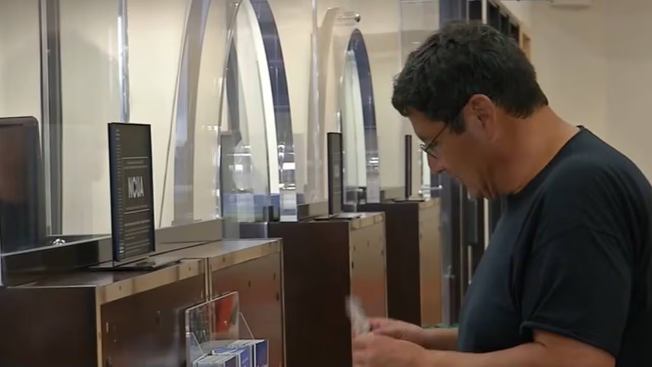 La medida afectó tanto a inmigrantes sin documentos como a personas con residencia legal, dificultando su integración económica y acceso a servicios financieros. (Univision)