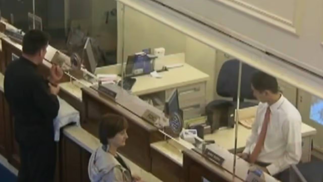 Miles de familias inmigrantes en Estados Unidos tuvieron que operar solo con efectivo, incrementando el riesgo de robos, estafas y exclusión financiera. (Univision)