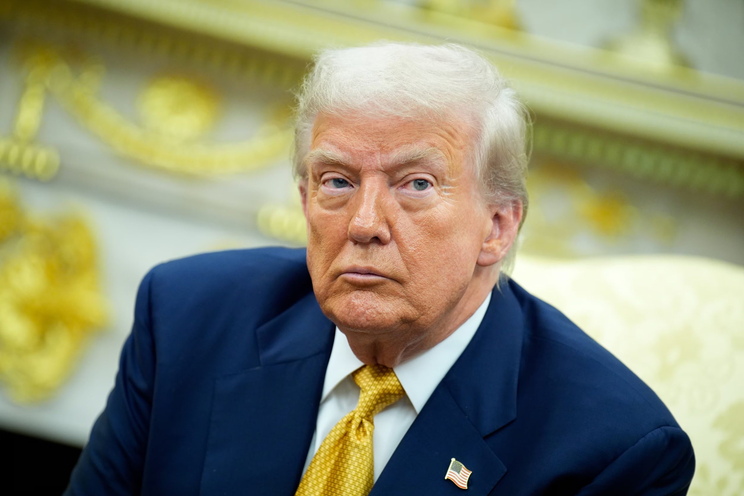 La orden ejecutiva del gobierno de Trump instruyó a bancos a verificar ciudadanía o estatus migratorio legal, excluyendo a residentes legales y titulares de visas. (EFE)
